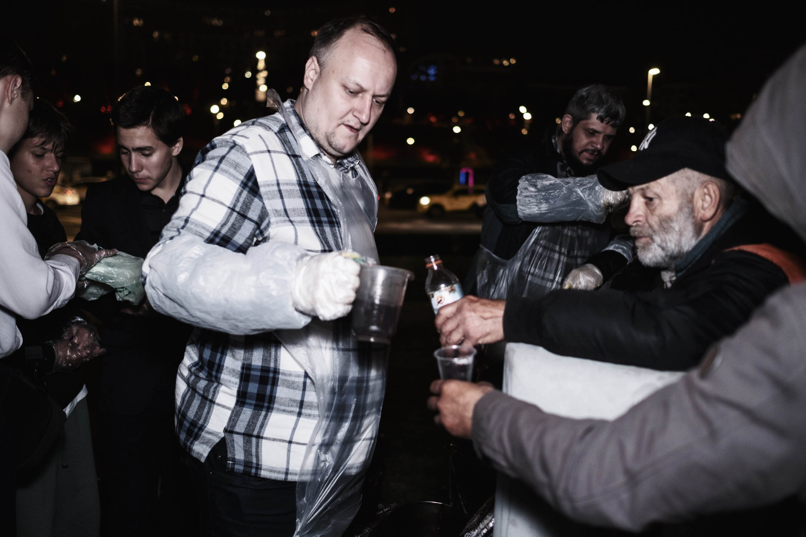 Готовка для бездомных и кормление их в Москве. Фотограф в Москве Максим Скоробогатов