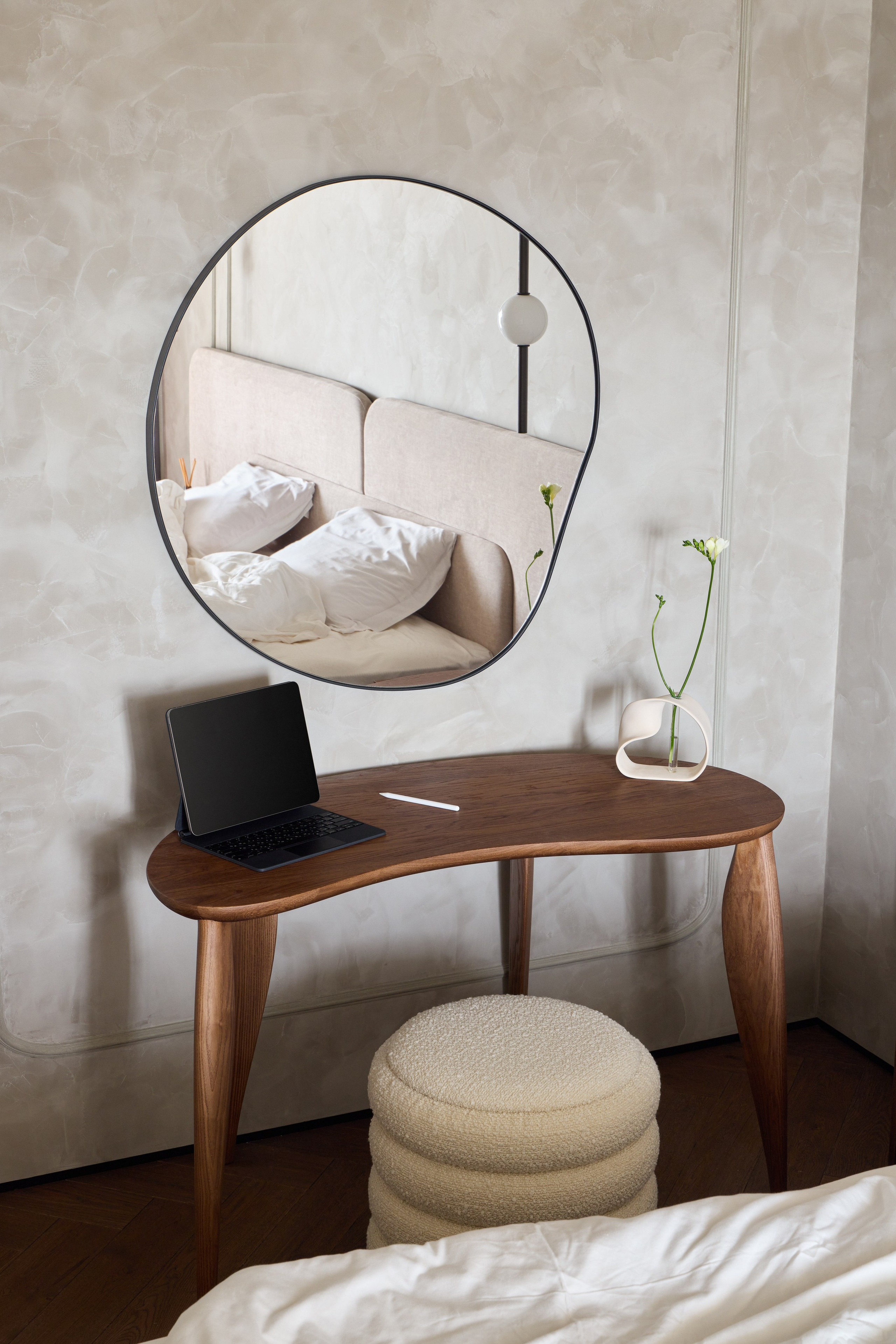 Спальня с нейтральной цветовой палитрой, акцентами из натурального текстиля, дерева, декоративной штукатурки и балконом. Проект от интерьерного дизайнера Ксении Новиковой (ksudsgn), СПб.