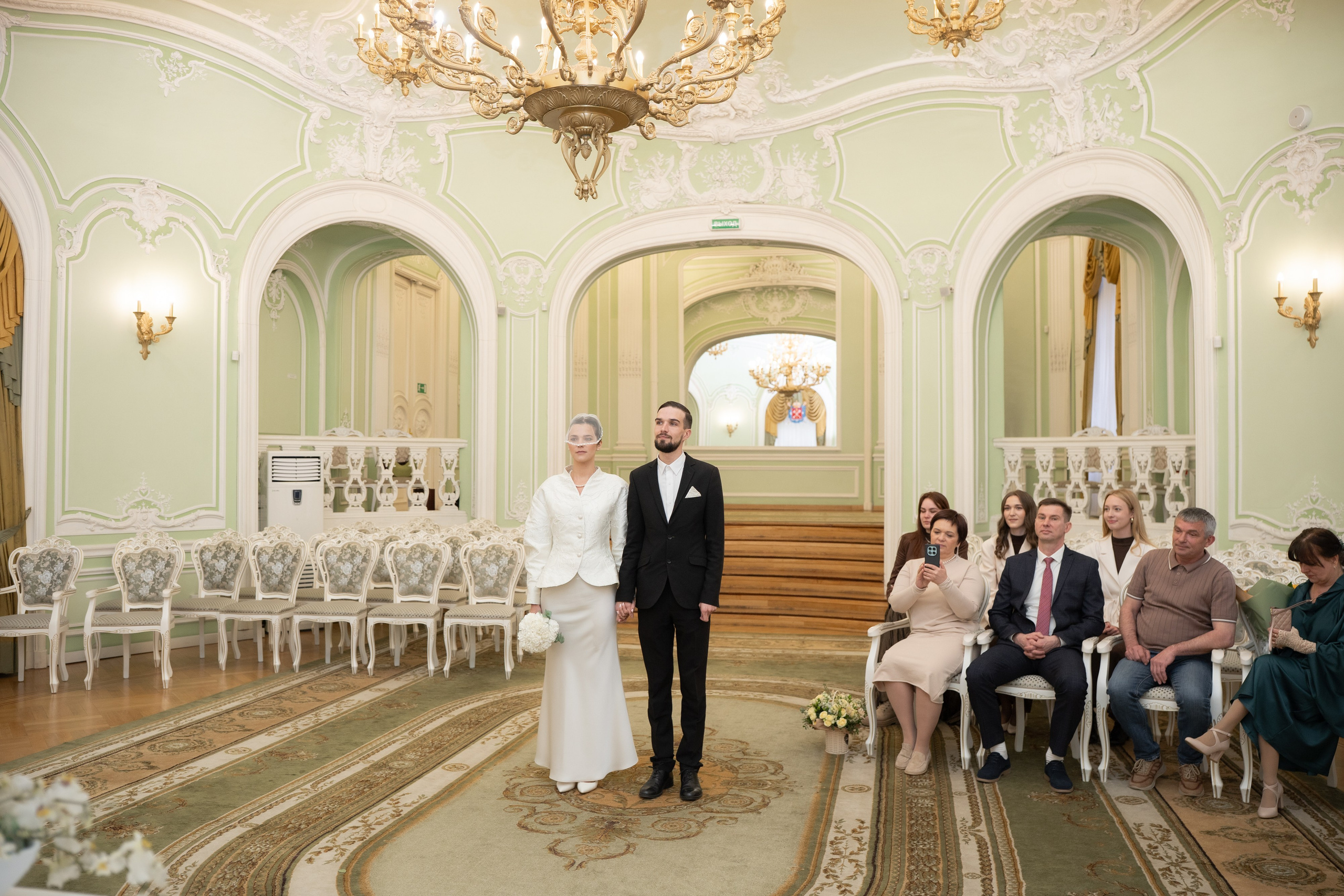 Свадебные фотосессии во дворцах и ЗАГСах Санкт- Петербурга. Свадебный фотограф Александр Невский в Санкт-Петербурге