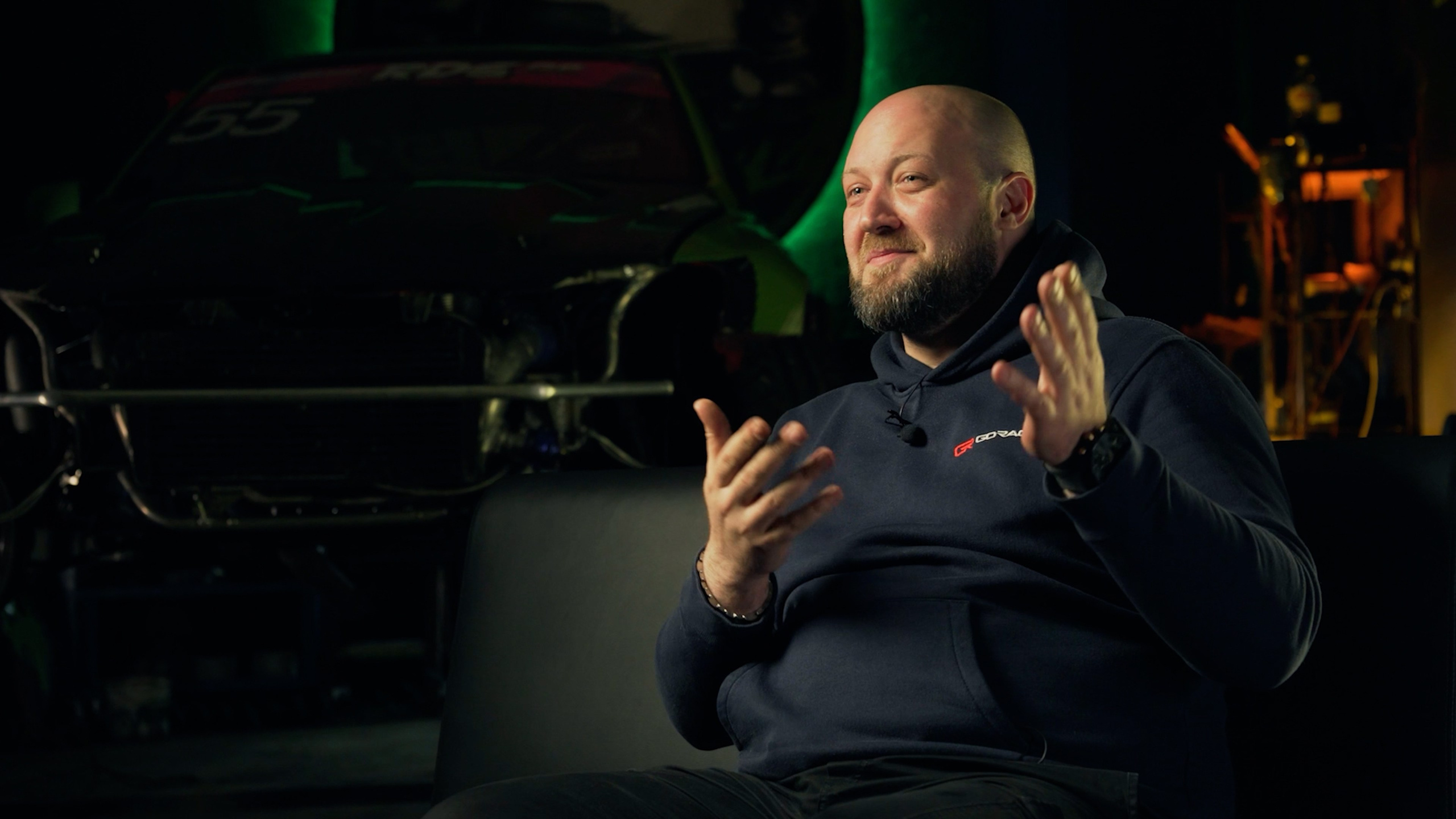 Съемка видео для экспертного блога в студии: чистый звук и профессиональная постановка кадра.