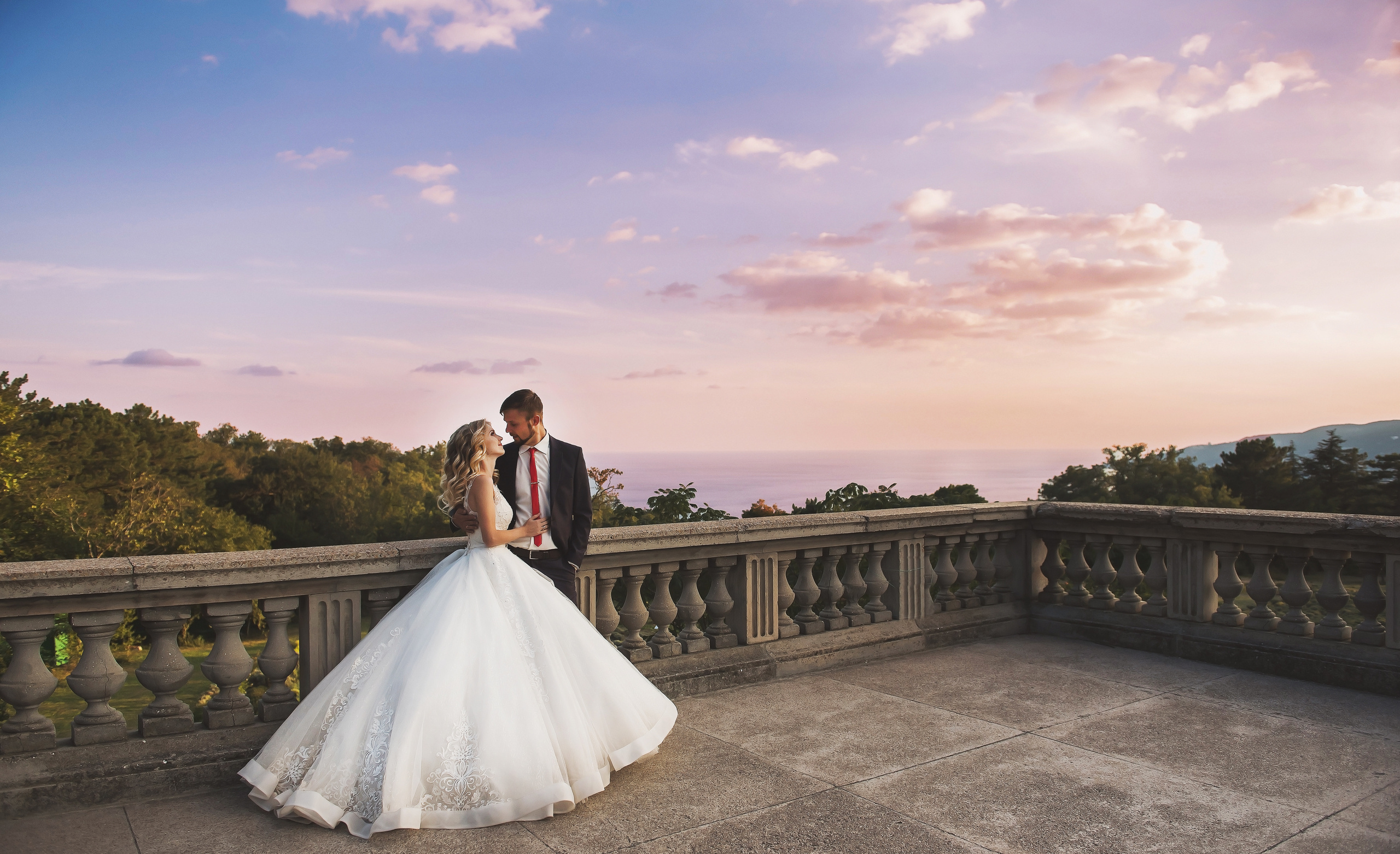 Свадебная пара на фоне крымского заката