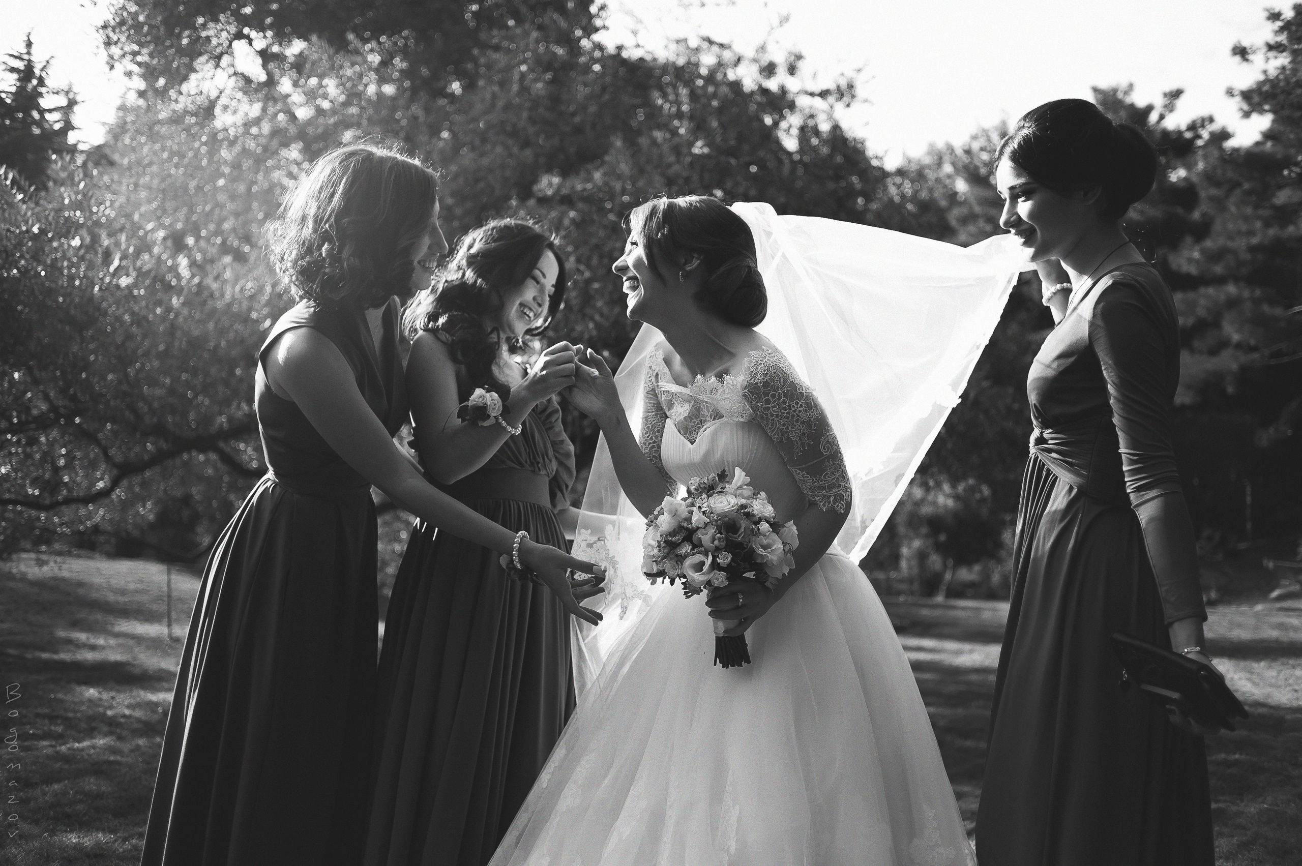 Черно-белая фотография радостной невесты и ее подруг
