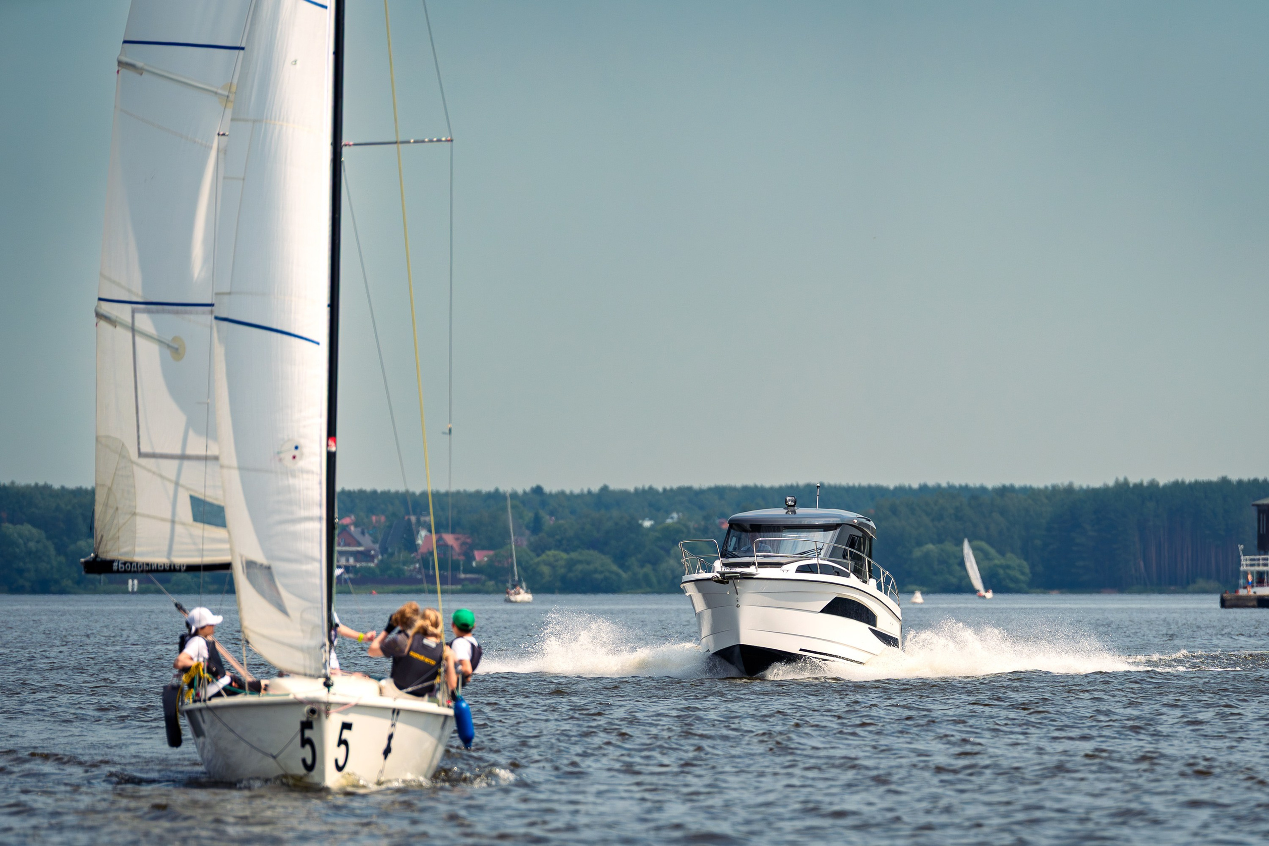 Корма Nautic 880 с мотором Suzuki на спокойной воде
