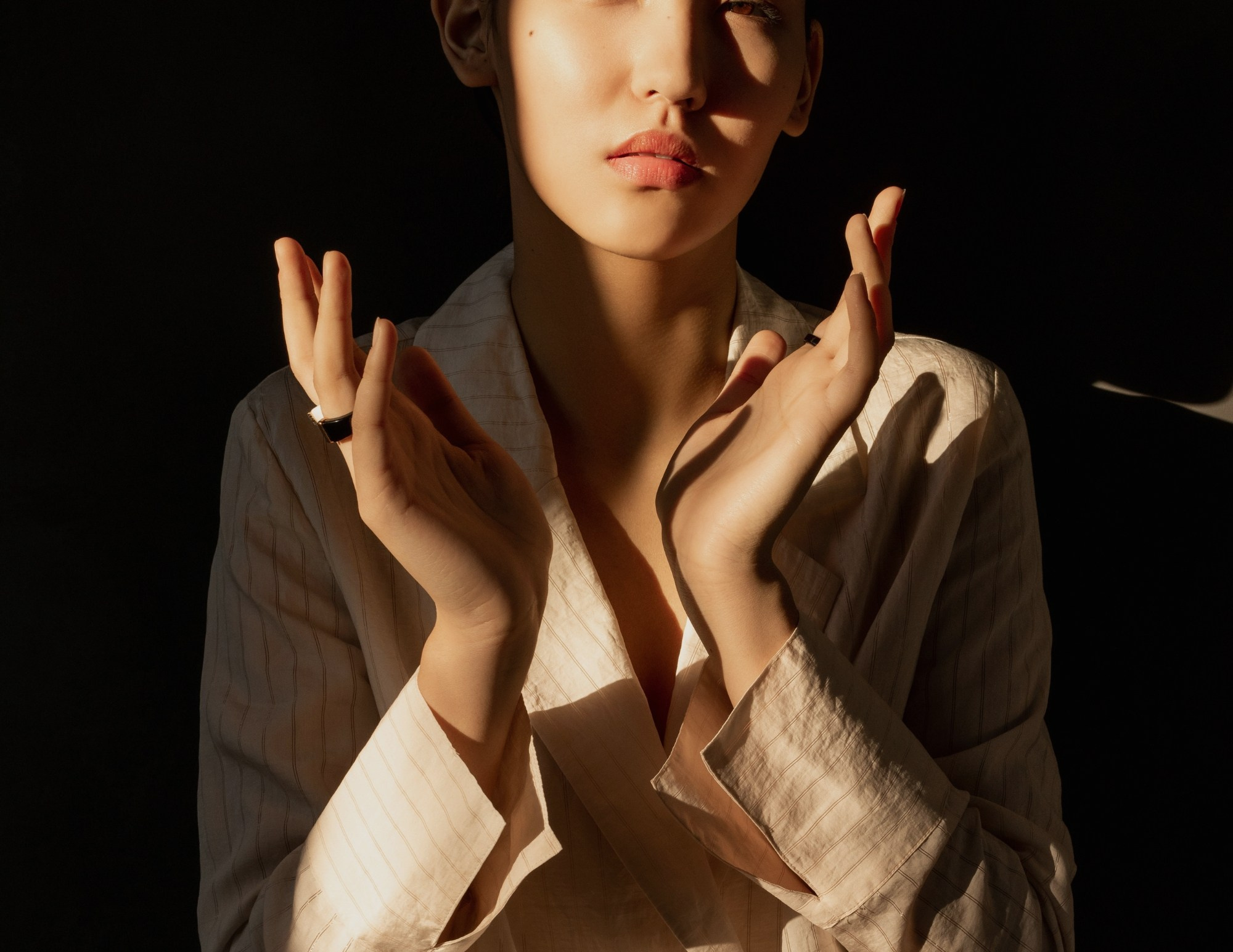 Серия портретов и полуфигурных кадров в студии