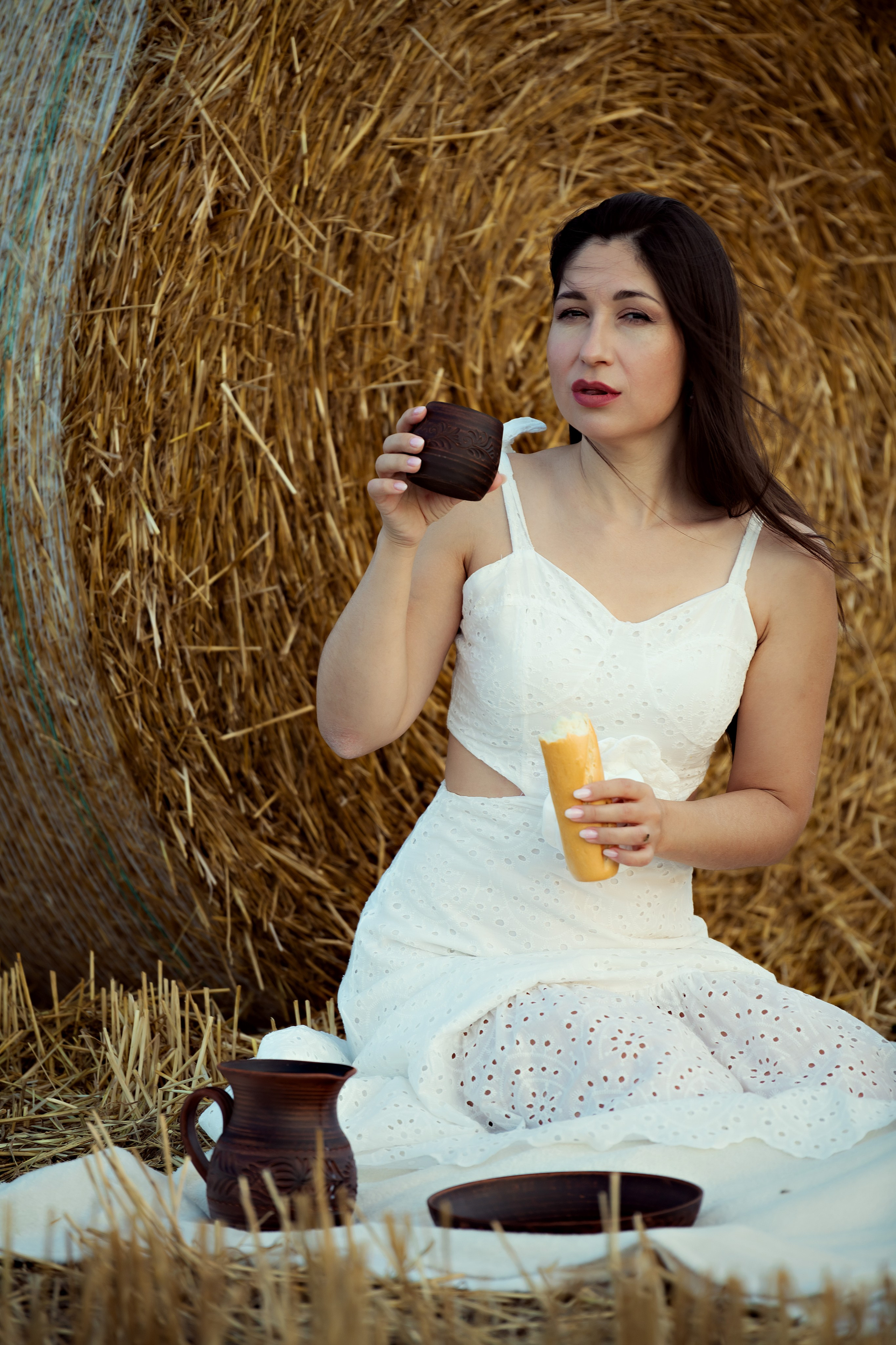 Фотосессия Ирина в поле со стогами. Портретный фотограф в Краснодаре Евгений Карпов