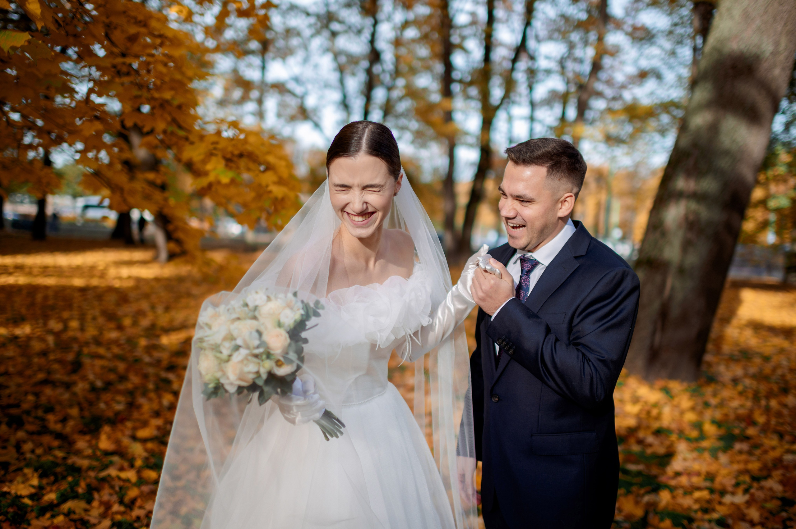 Осенняя великолепная свадебная прогулка жениха и невесты в октябре в Санкт-Петербурге в Михайловском парке и у Атлантов на Миллионной улице. Портретный, семейный и свадебный фотограф в Санкт-Петербурге и в Пушкине Ширяев Денис