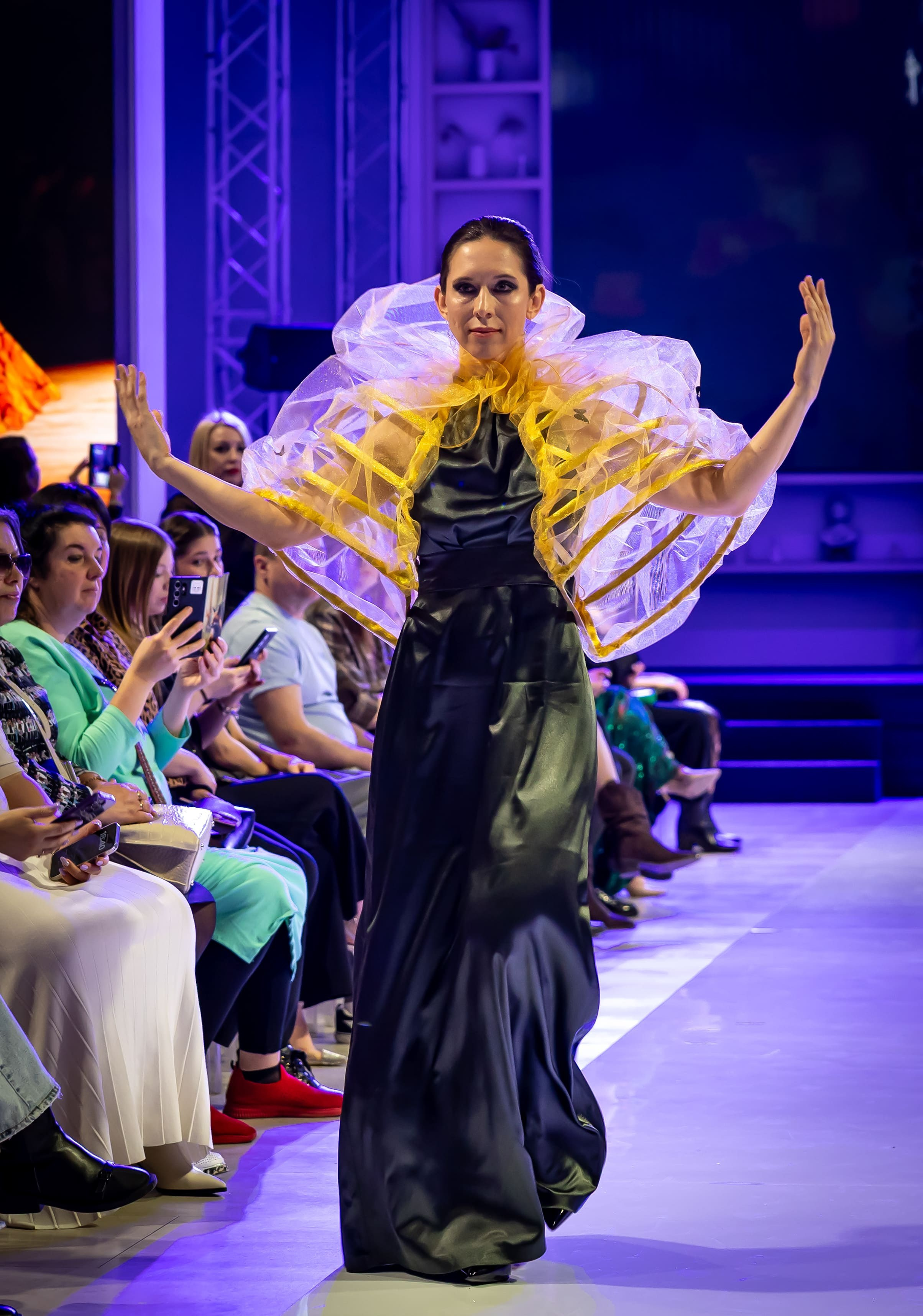 Модель в сценическом образе с перьями, подиумный показ, фешен-съёмка, Москва