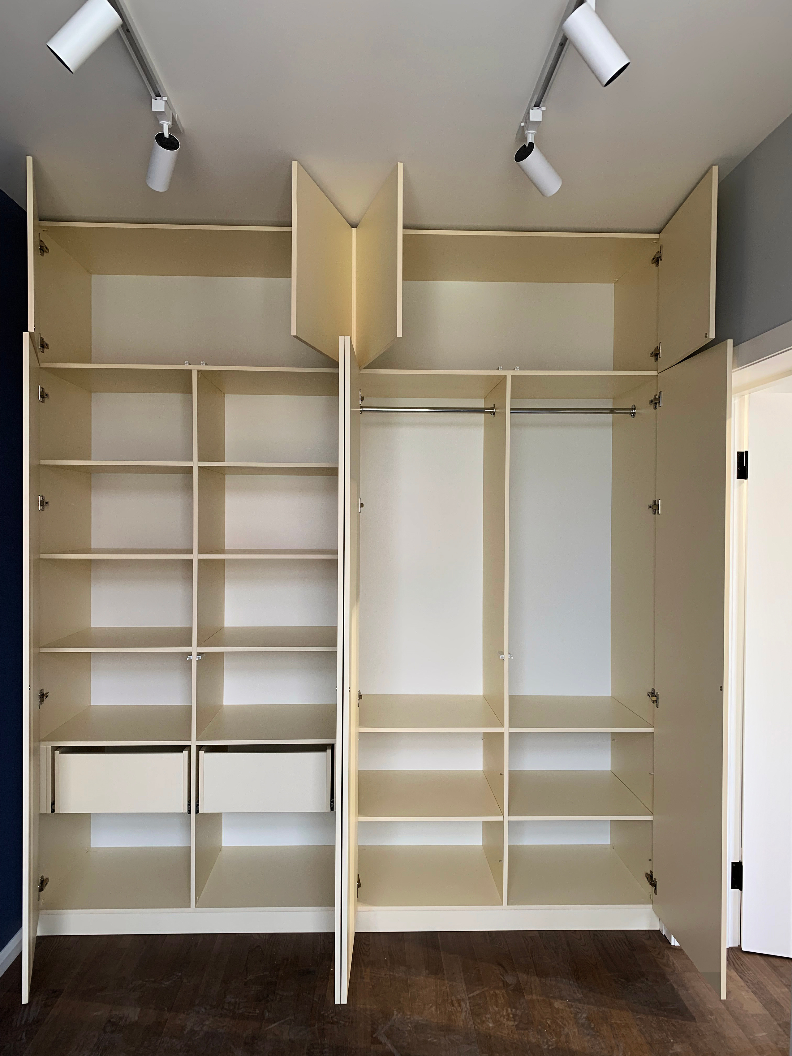 Шкафы, гардеробные и прихожие на заказ в Евпатории. Мебель на заказ в Евпатории