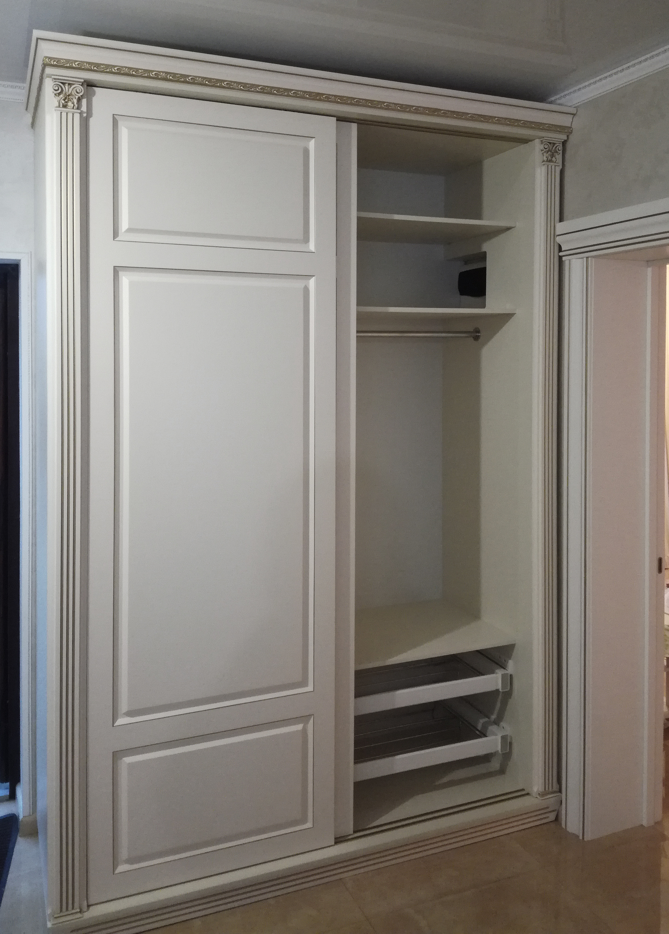 Шкафы, гардеробные и прихожие на заказ в Евпатории. Мебель на заказ в Евпатории