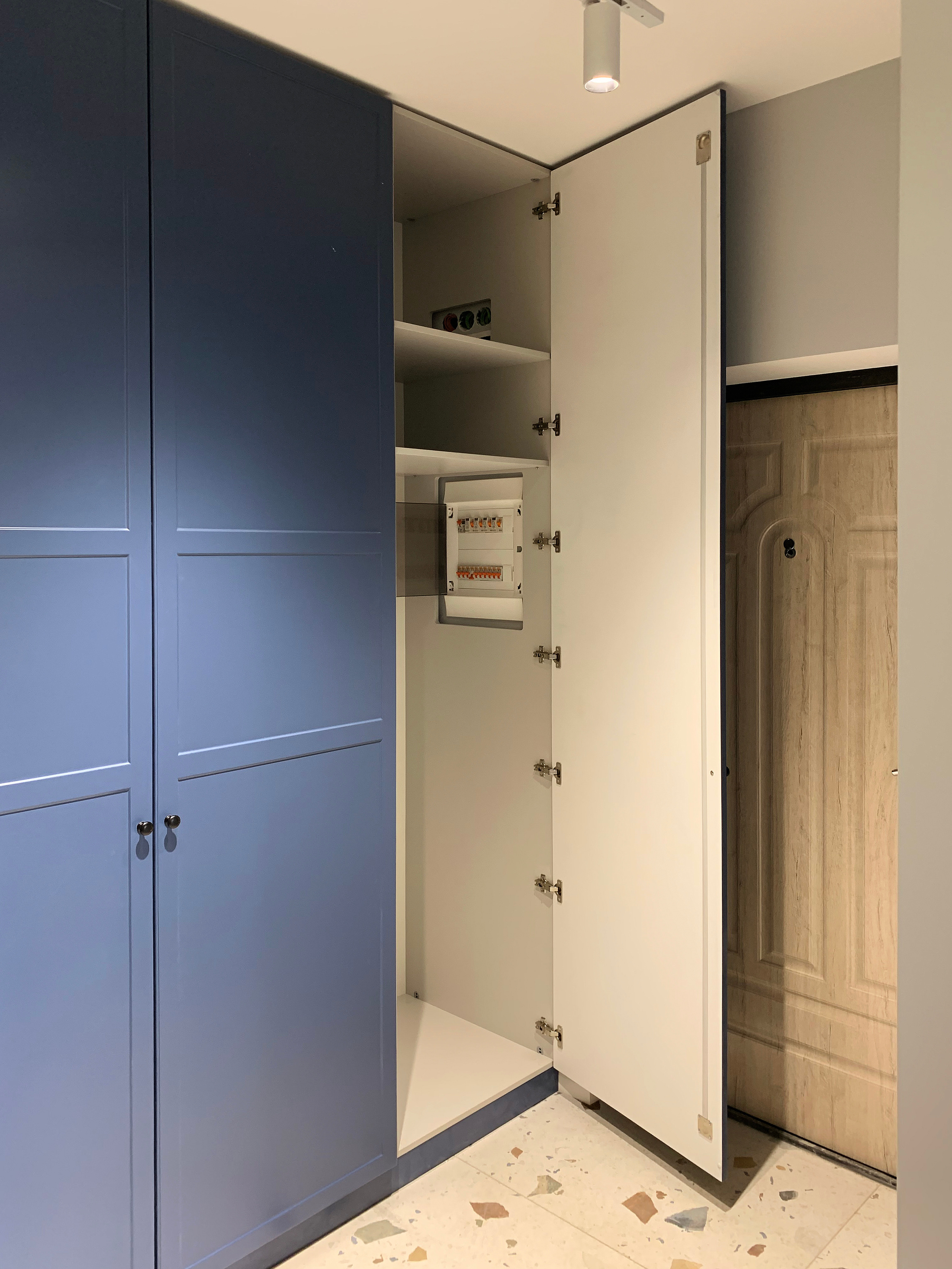 Шкафы, гардеробные и прихожие на заказ в Евпатории. Мебель на заказ в Евпатории