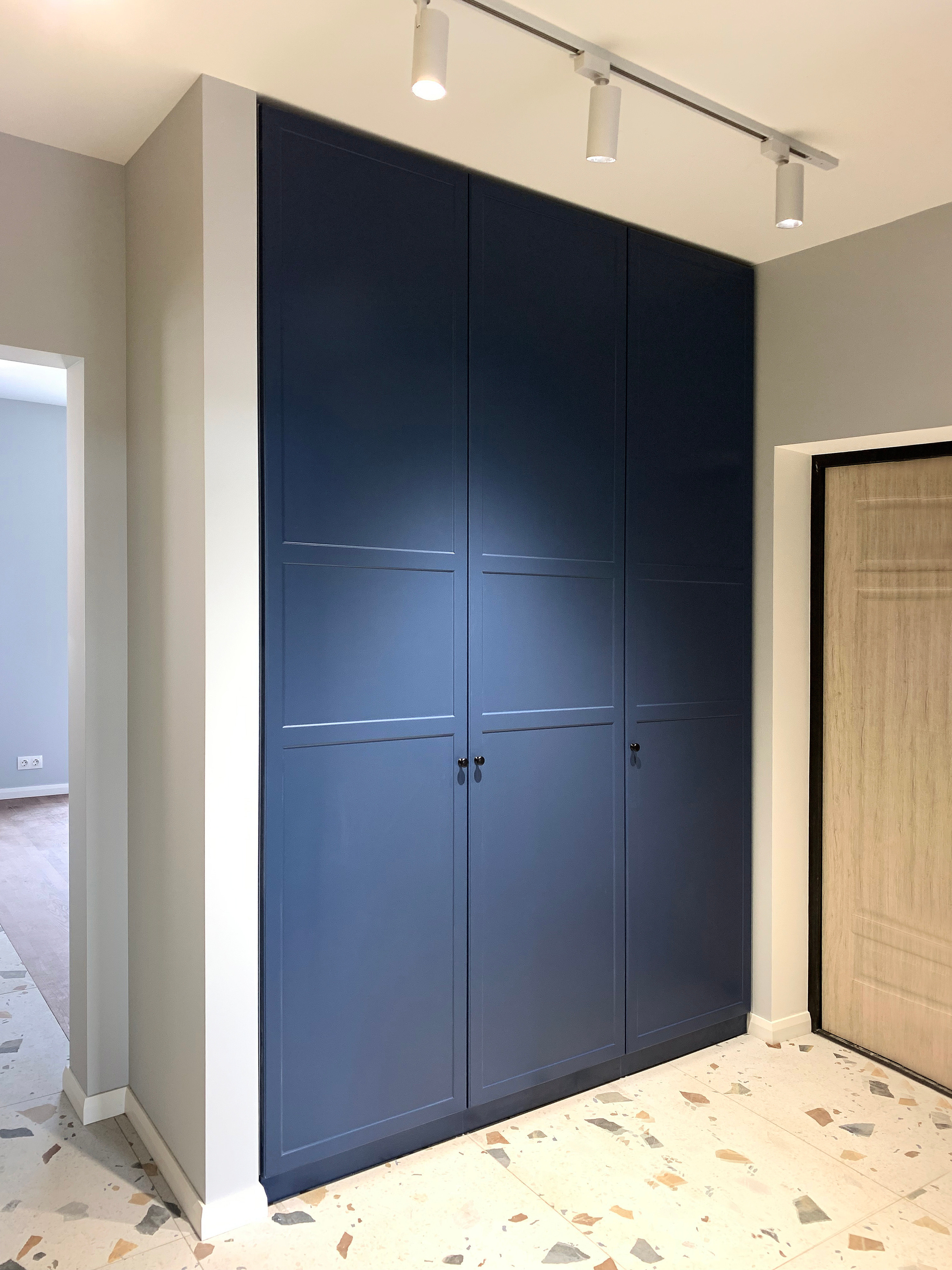 Шкафы, гардеробные и прихожие на заказ в Евпатории. Мебель на заказ в Евпатории