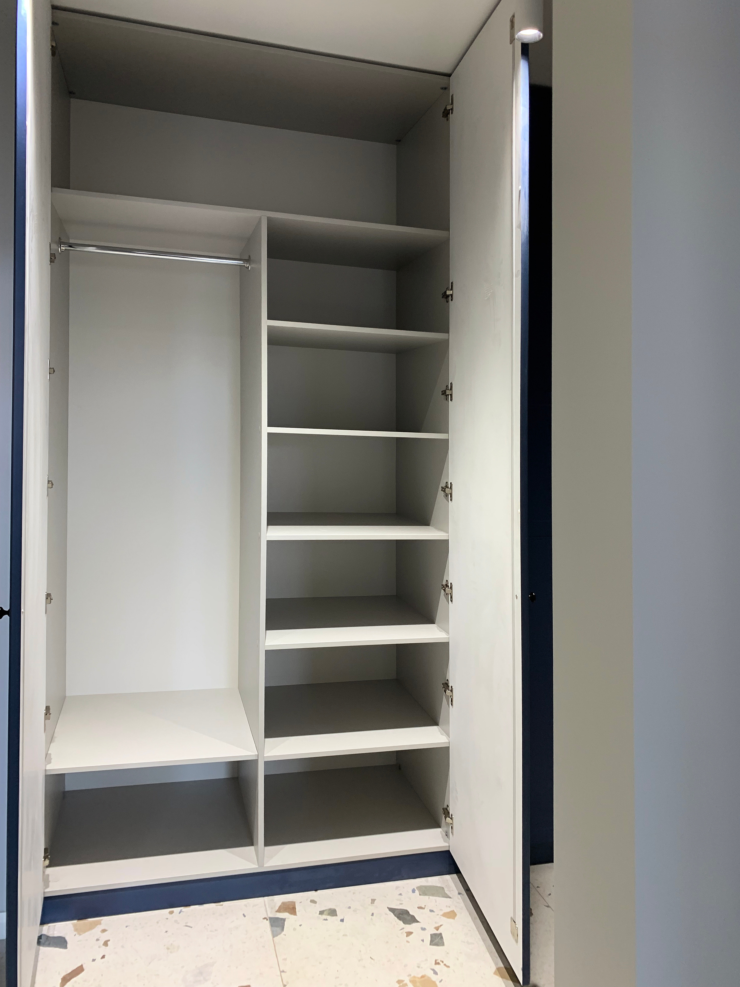 Шкафы, гардеробные и прихожие на заказ в Евпатории. Мебель на заказ в Евпатории