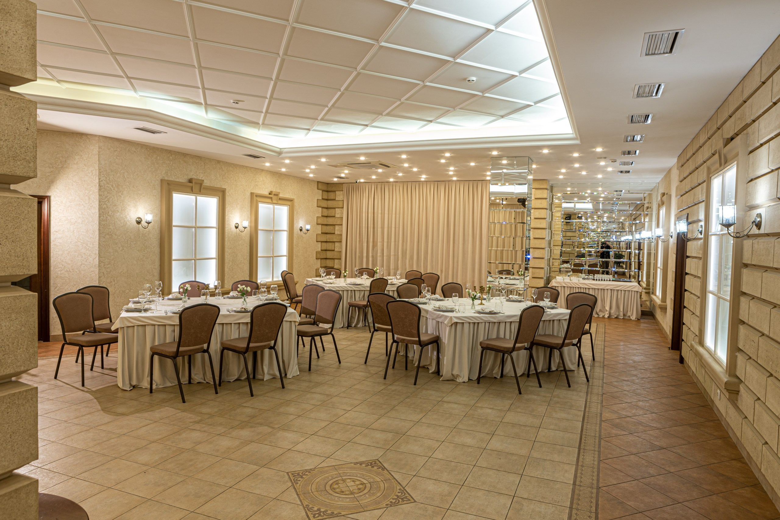 Банкетный зал ресторана Дача. Фотограф в Оренбурге. Профессиональный фотограф