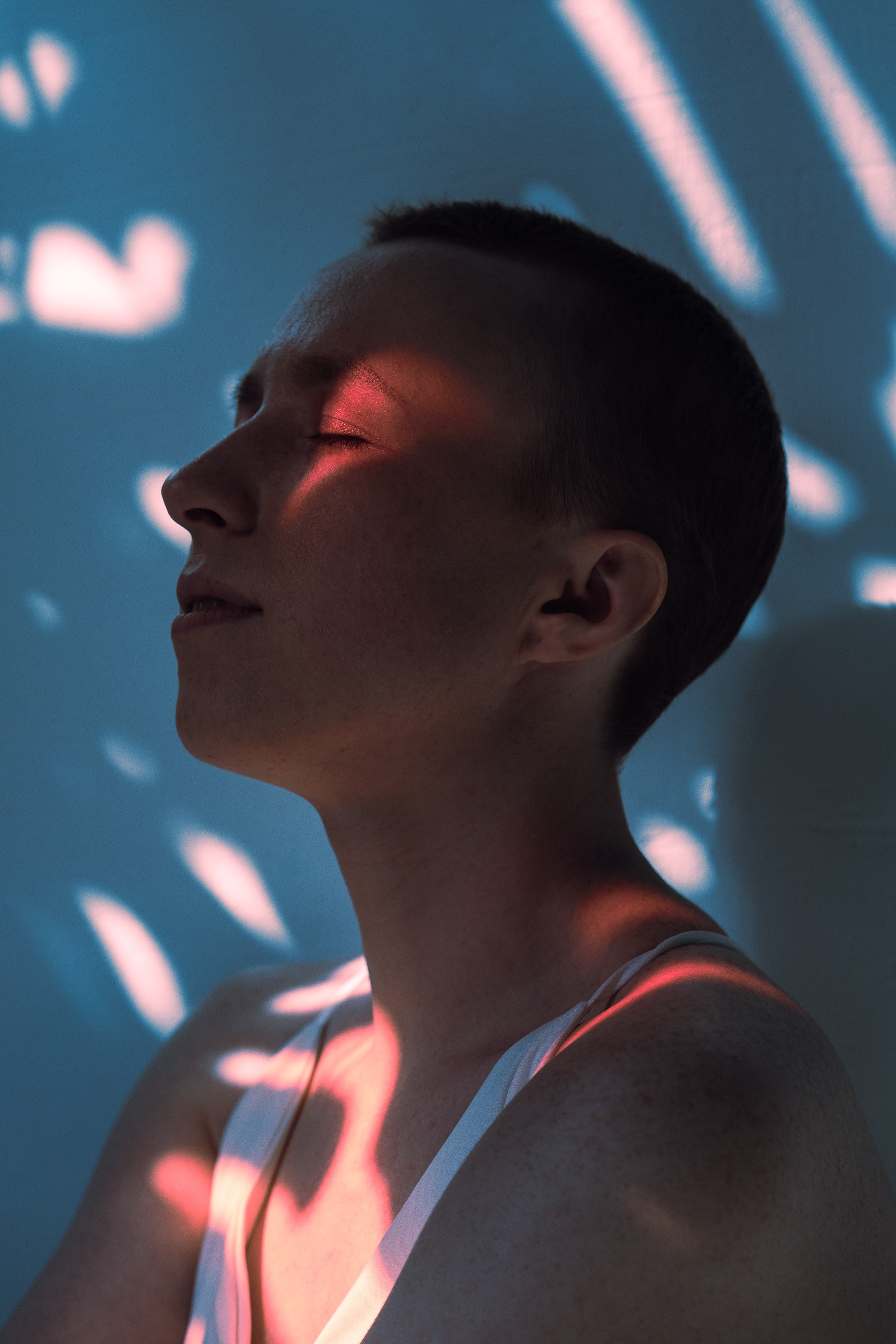 Портрет женщины с короткой стрижкой в лучах света, фотограф Василий Пиндюрин, Санкт-Петербург.