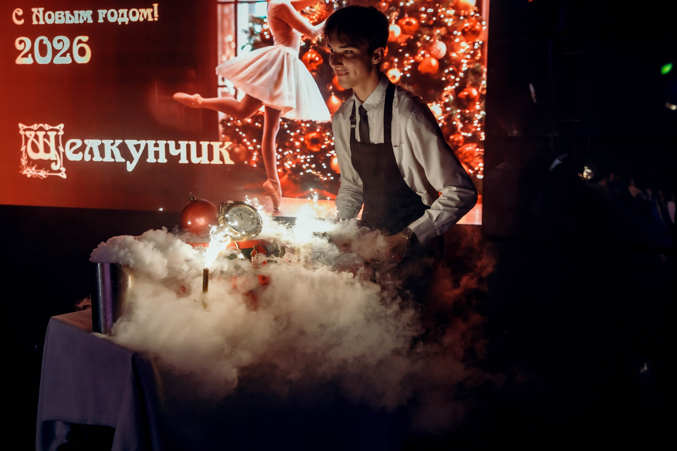 Официант вывозит праздничный торт на сцену