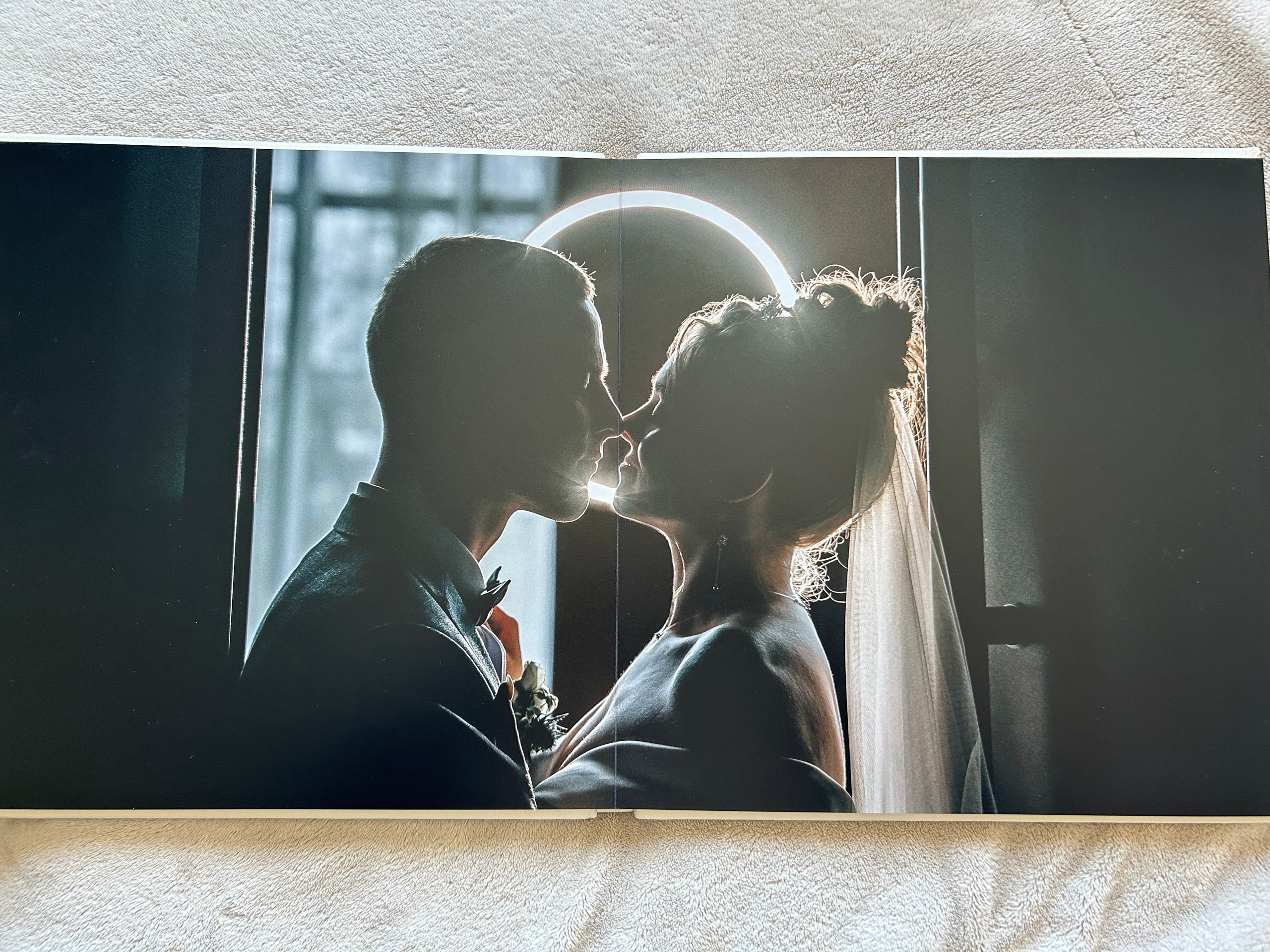Широкоформатная свадебная фотография, полный разворот фотокниги