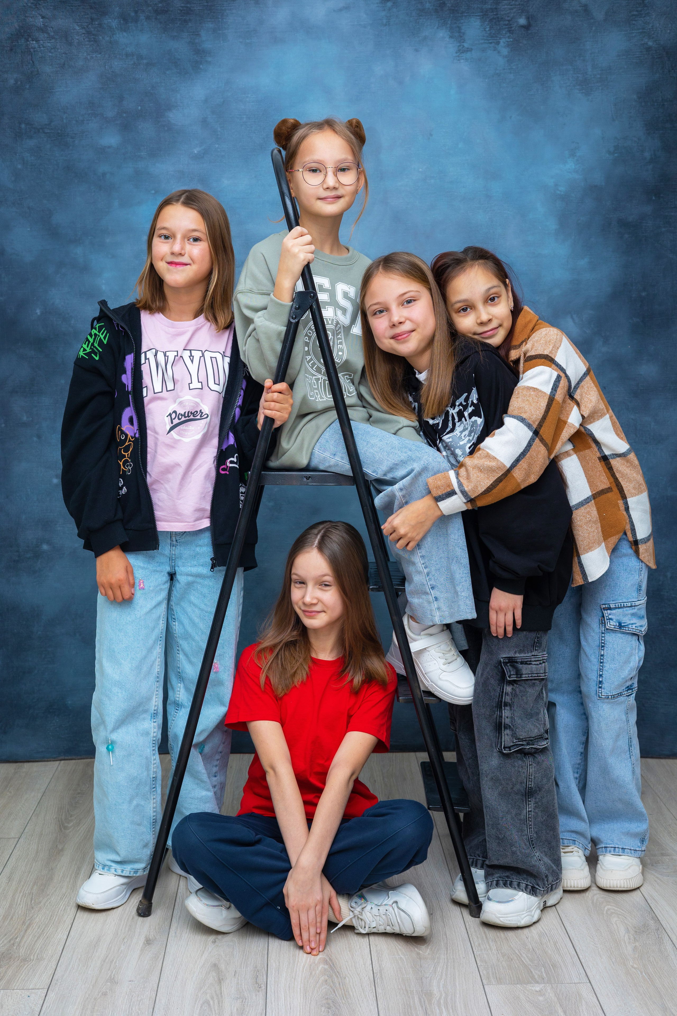 Красивое групповое фото девочке 4 класс для фотоальбома Нижневартовск. На фотографии ученицы 4 класса школы города Нижневартовска. Фотография учениц 4 класса для выпускного альбома в фотостудии города Нижневартовска.