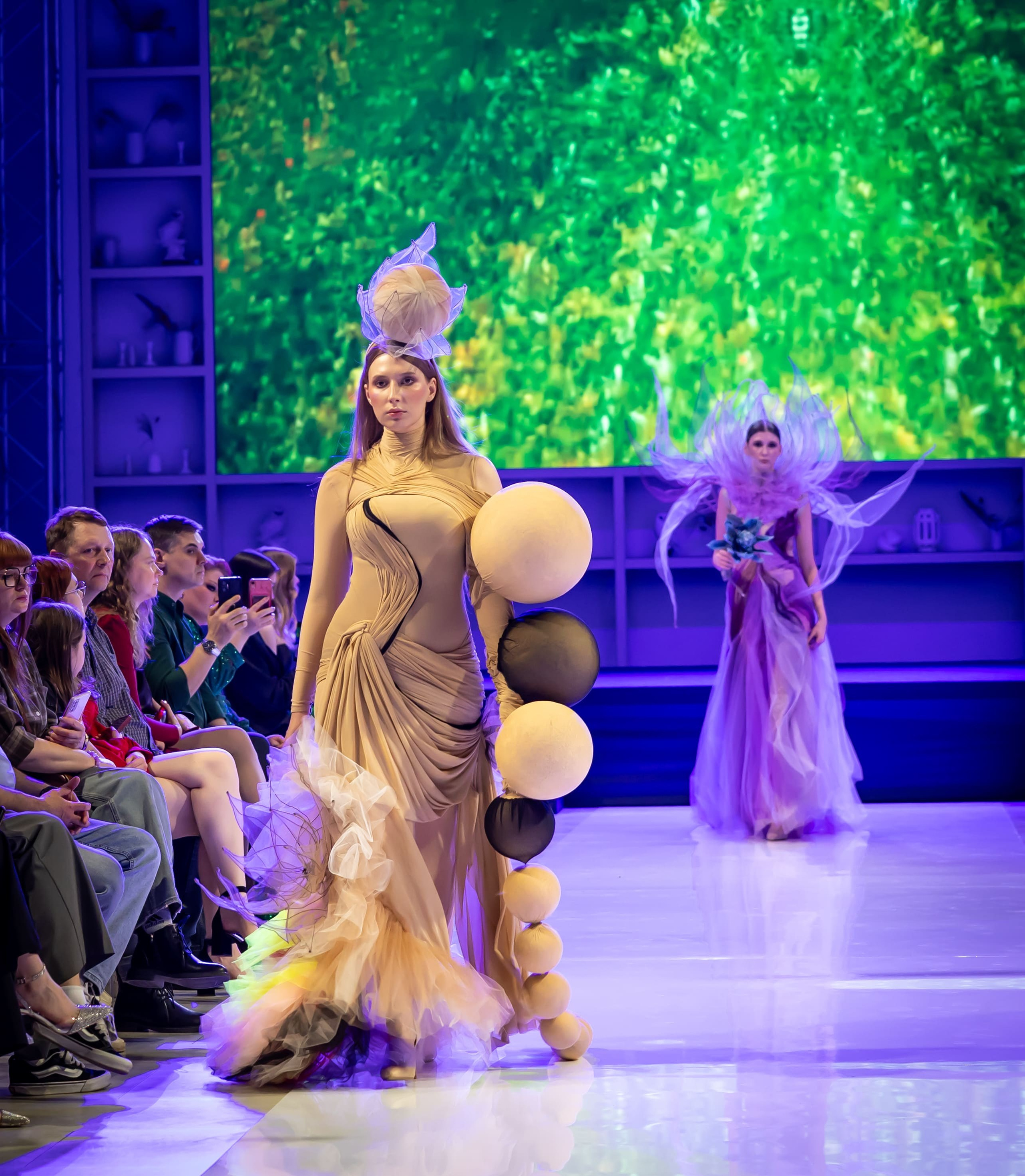 Модель в золотом костюме на подиуме, дизайнерская коллекция, съёмка показа