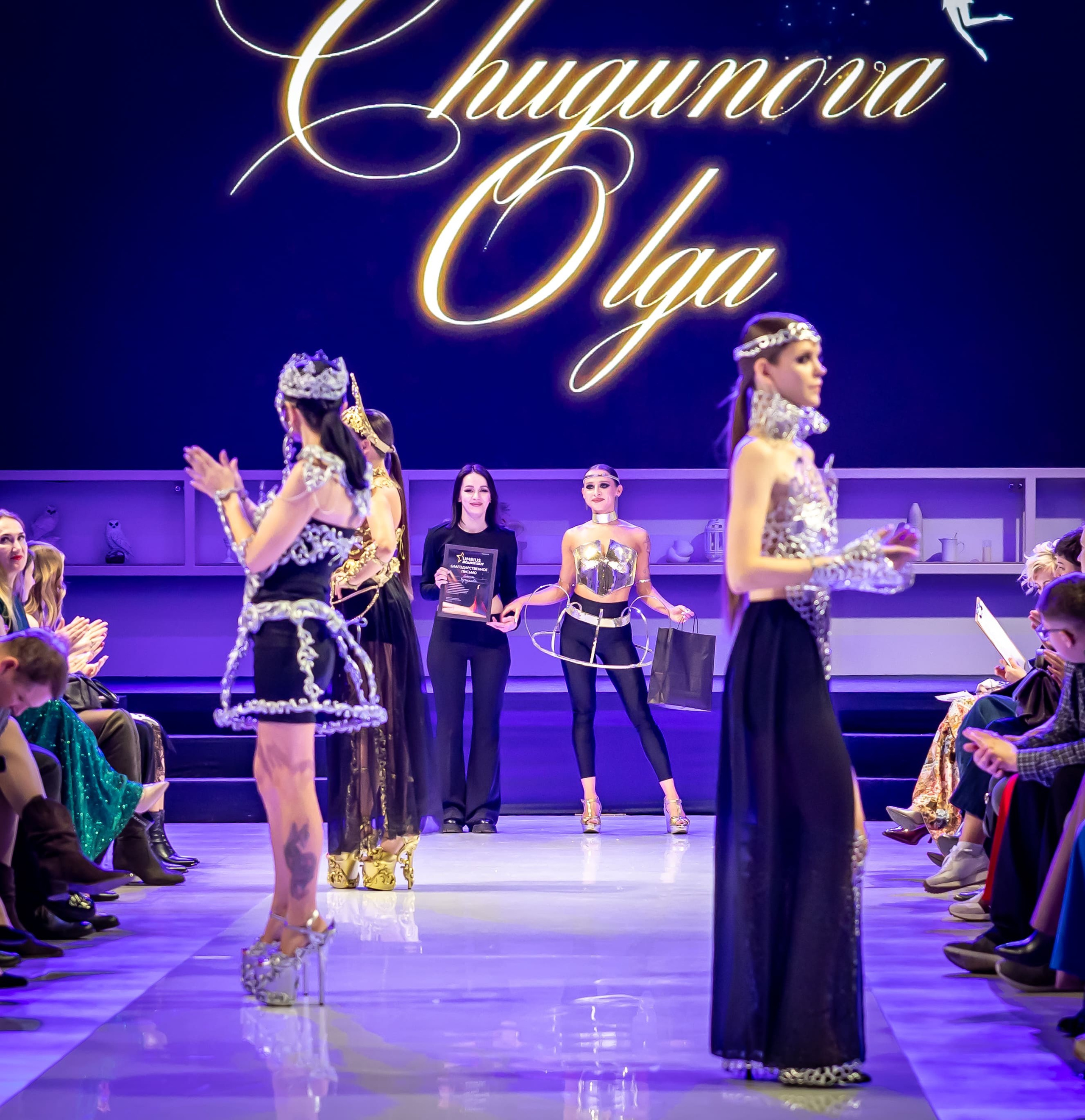 показ мод UMBIUS модели на подиуме Москва фешен фотограф