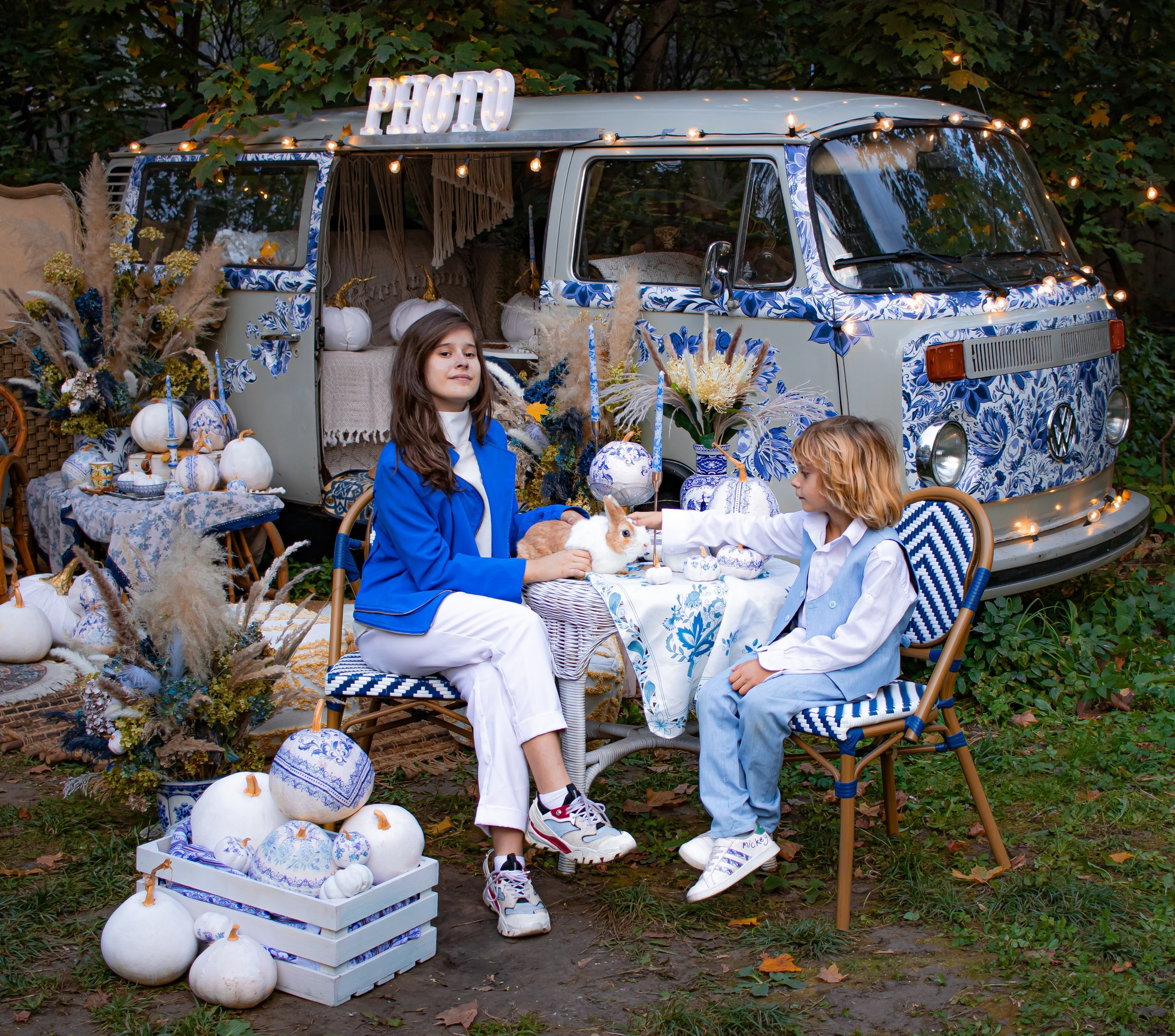 Счастливая семья сидит на плетёной лавке на ярмарке, голубые наряды, фотограф Карасёва Елена