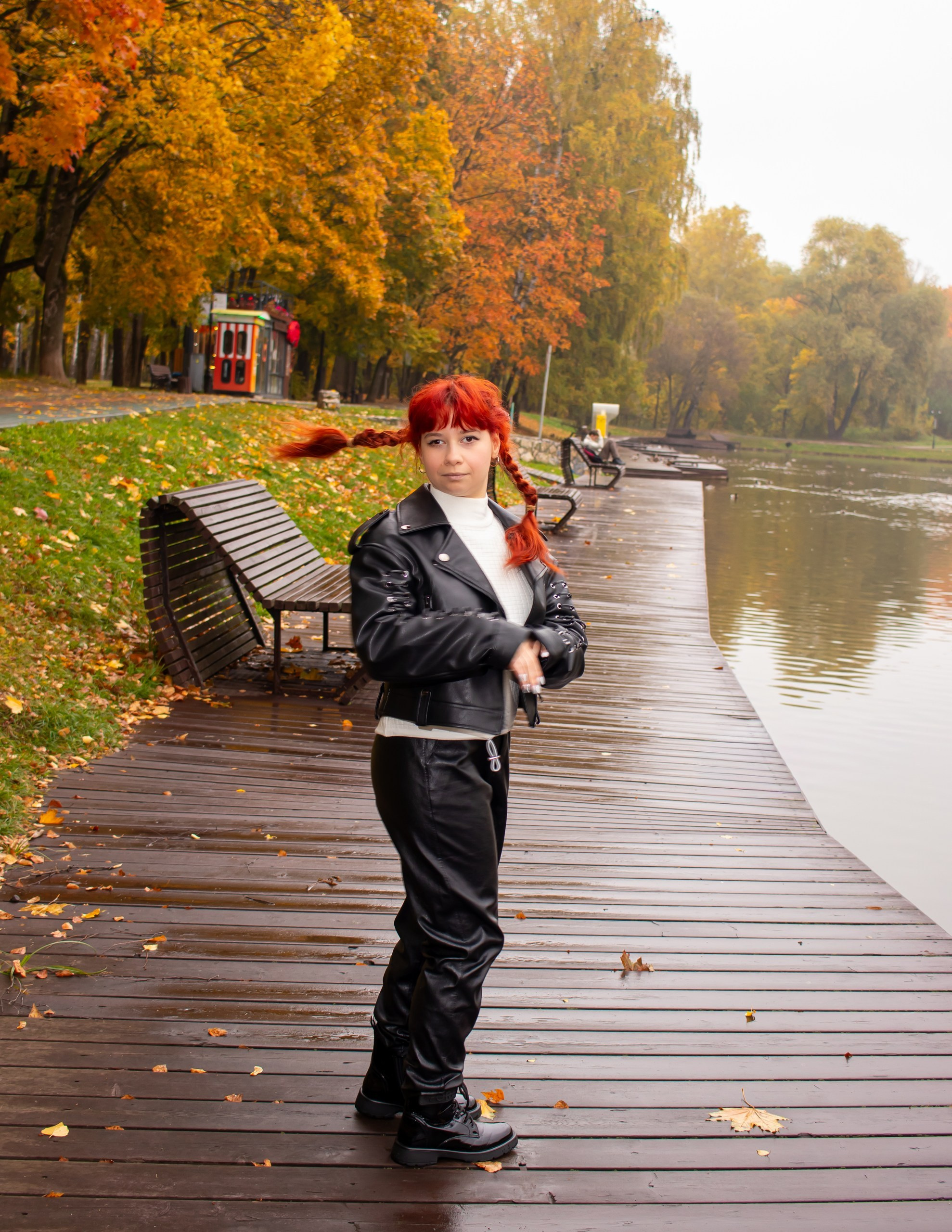 Портрет девушки в кожаной куртке — осенняя съёмка, фотограф Карасёва Елена