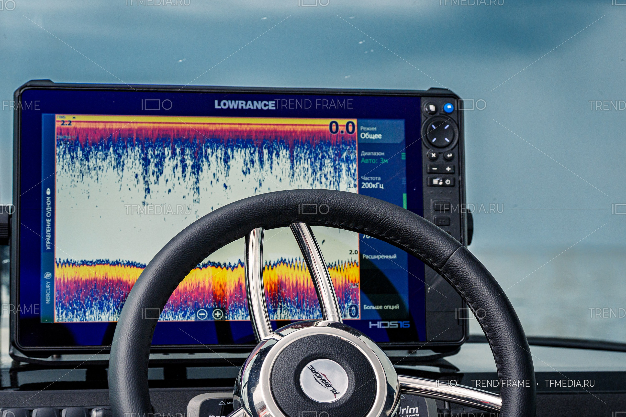 Эхолот Lowrance HDS 16 и фирменный штурвал на рыболовной лодке Albakore 500 Fish (TrendFrame, tfmedia.ru)