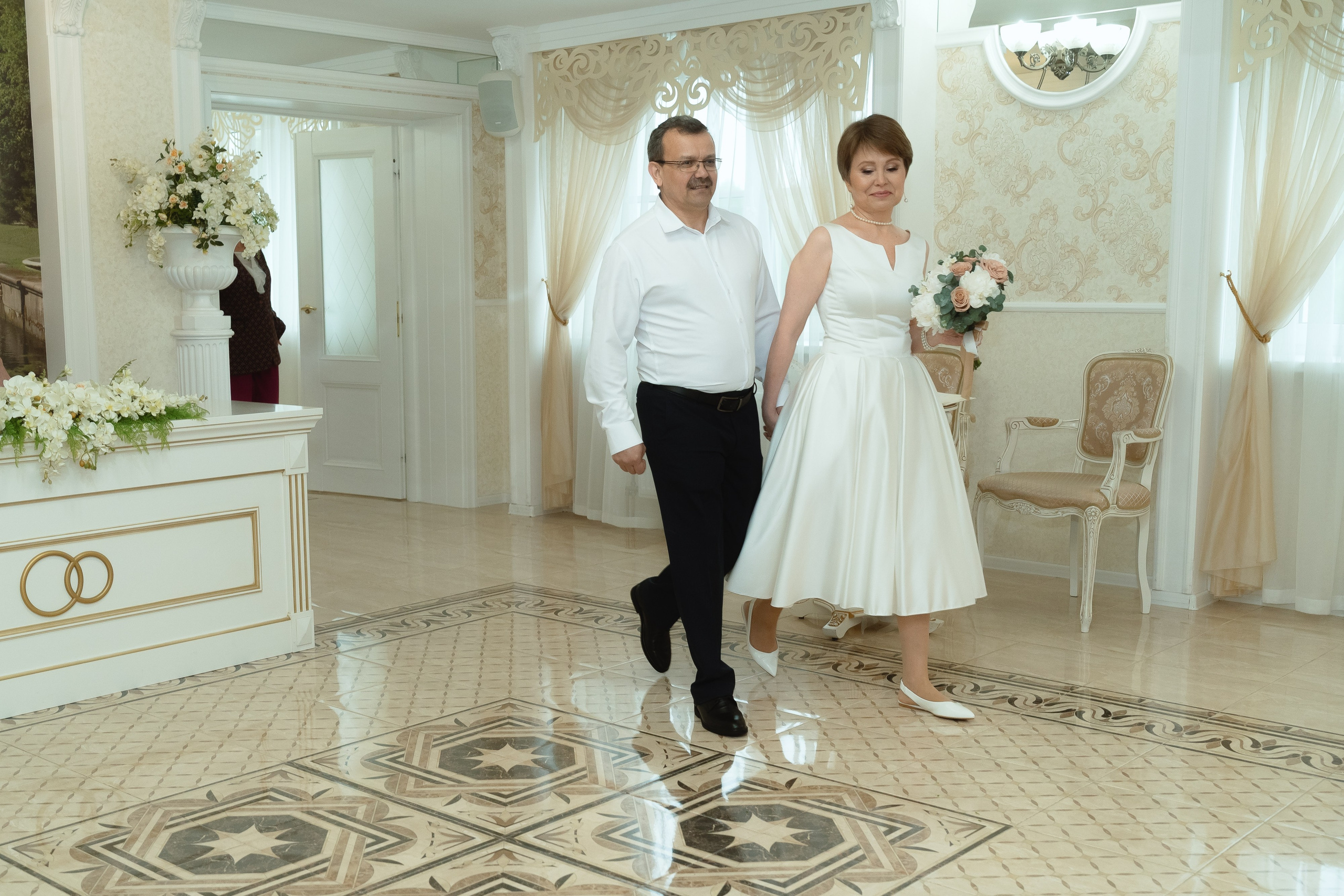 Момент росписи в ЗАГСе