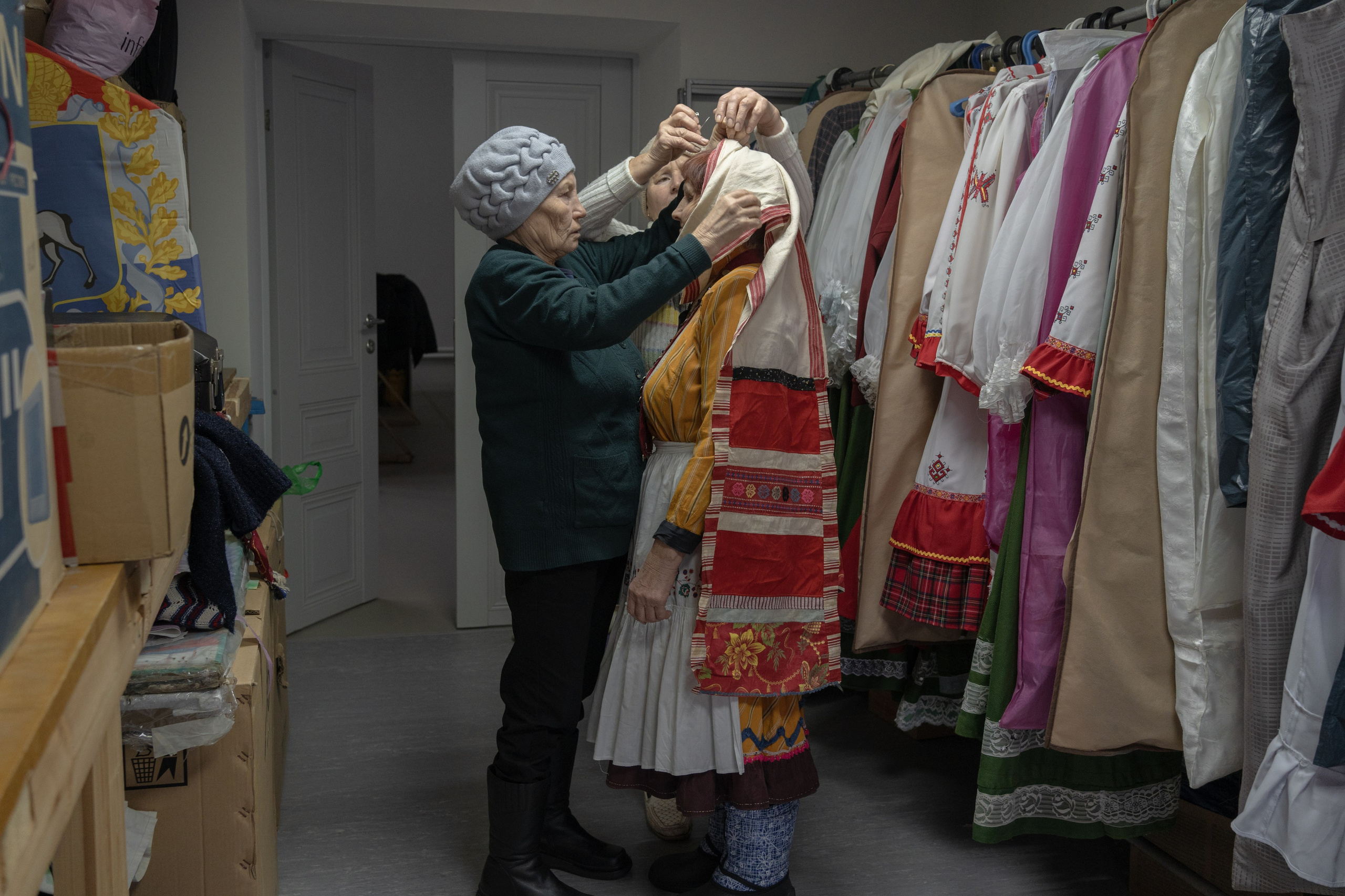 Местные жительницы в  доме культуры показывают процесс одевания традиционного чувашского женского костюма. Село Староганькино, Самарская область, декабрь 2023 год.