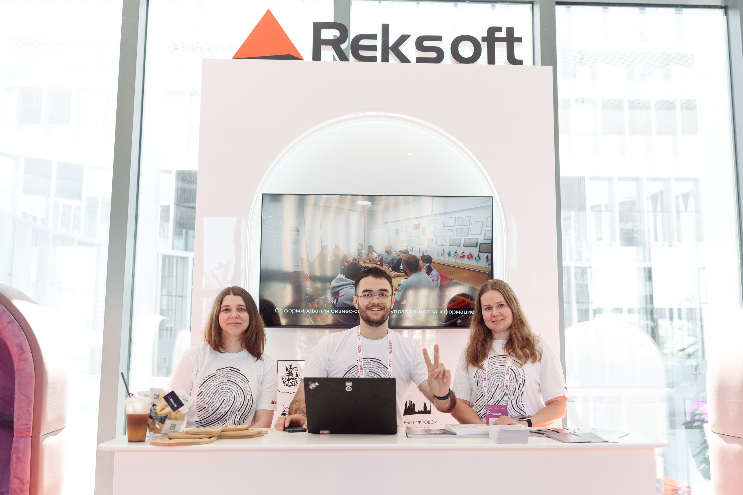 ЛЦТ ФЕСТ 2024 в арт кластере Ломоносов. Свадебные фотосессии в Москве. Фотограф Сергей Ржевский