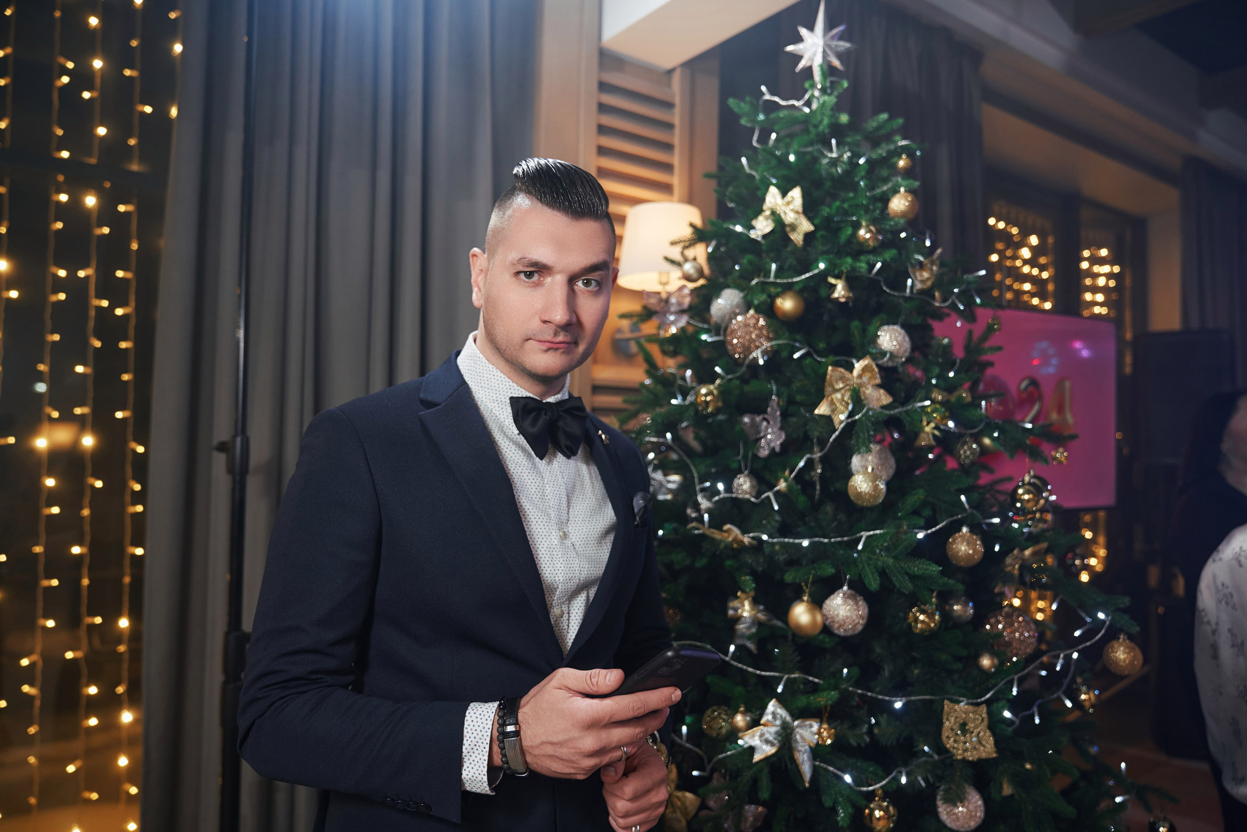 ведущий на корпоратив Михаил Галкин за работой у ёлки