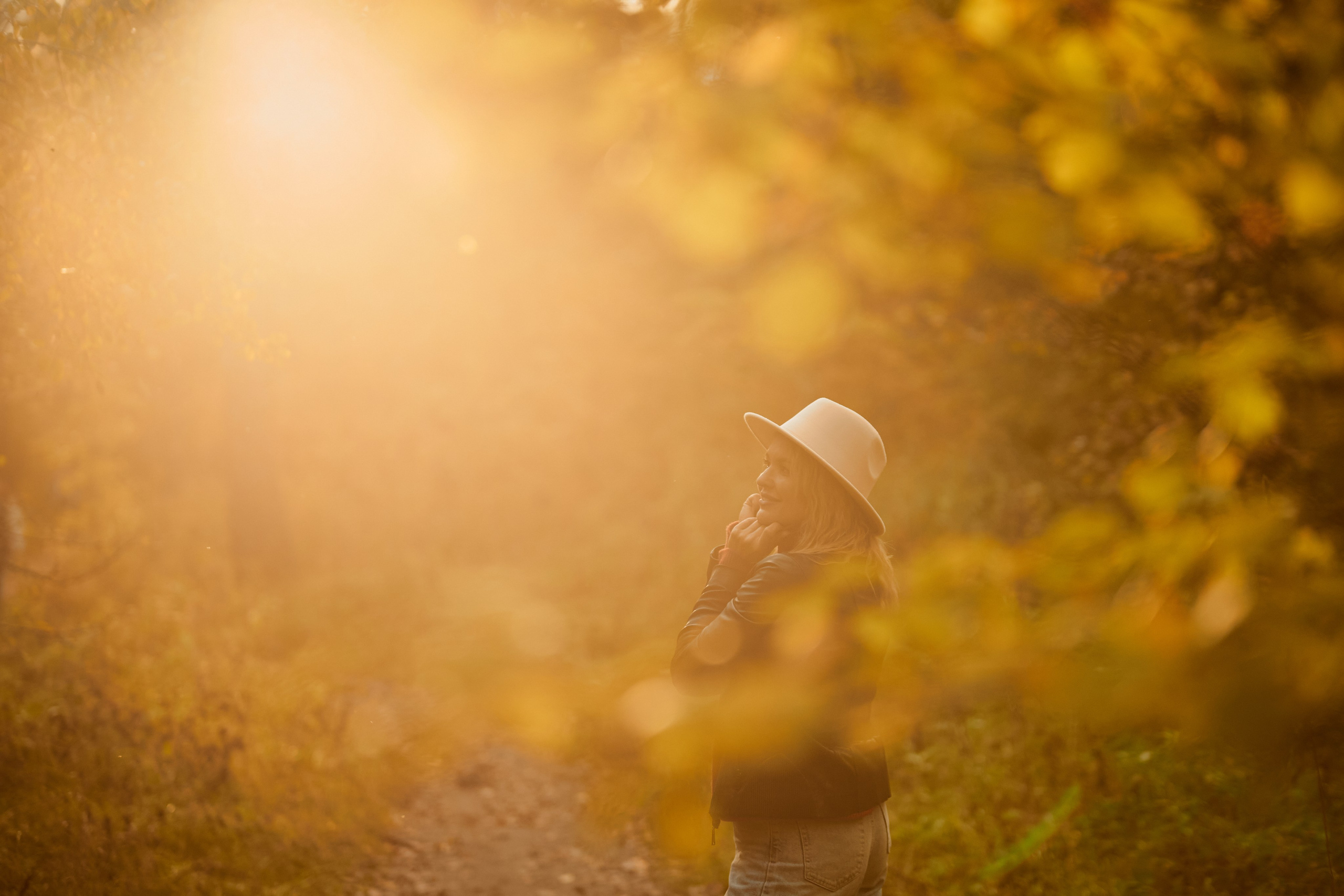 Красивая осенняя фотосессия для девушки в дендропарке Новосибирска. Репортажный и женский фотограф в Новосибирске