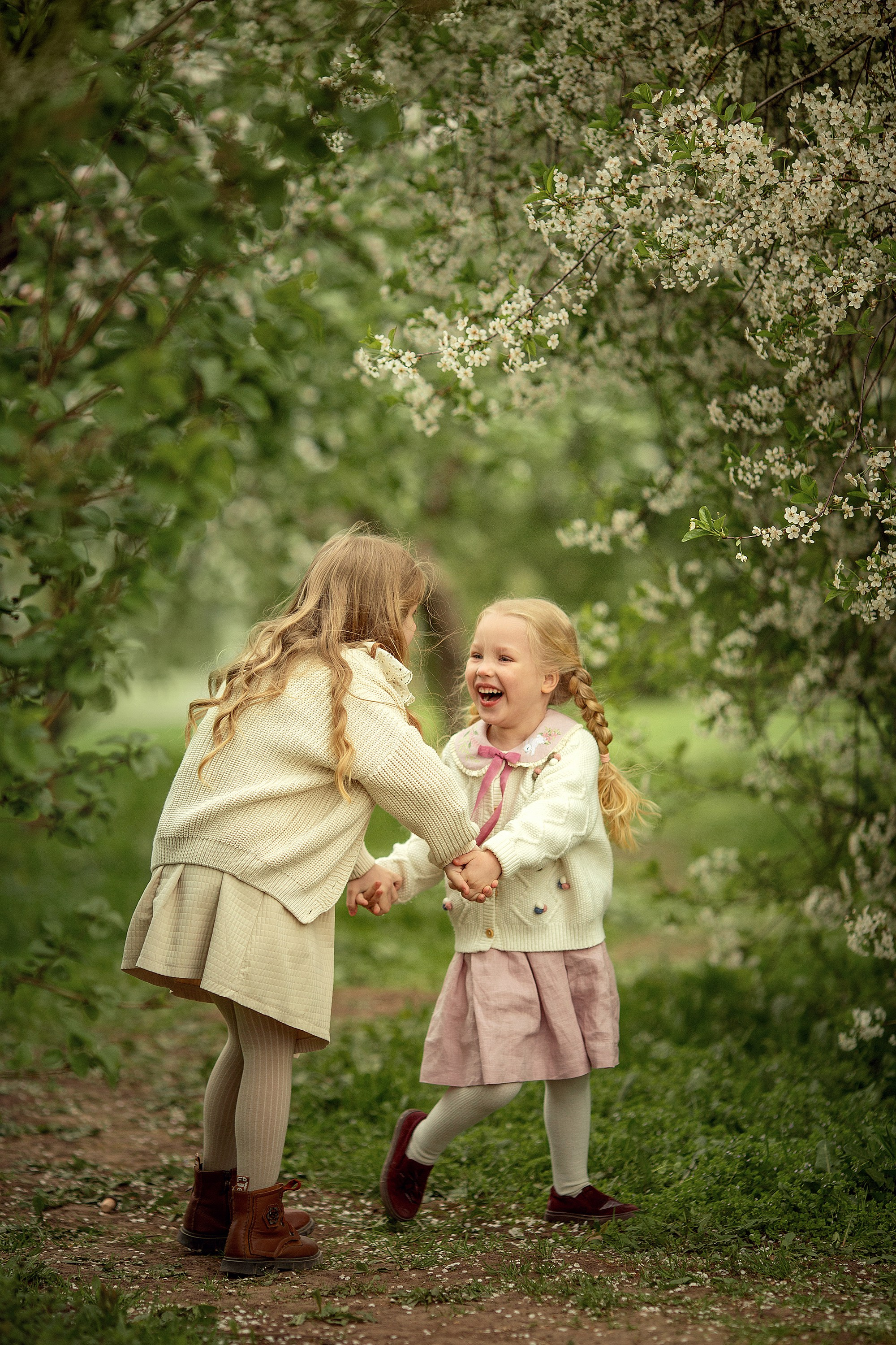 Искренняя семейная фотоистория в цветущем саду. Tatyana Nadezhdina Family photographer