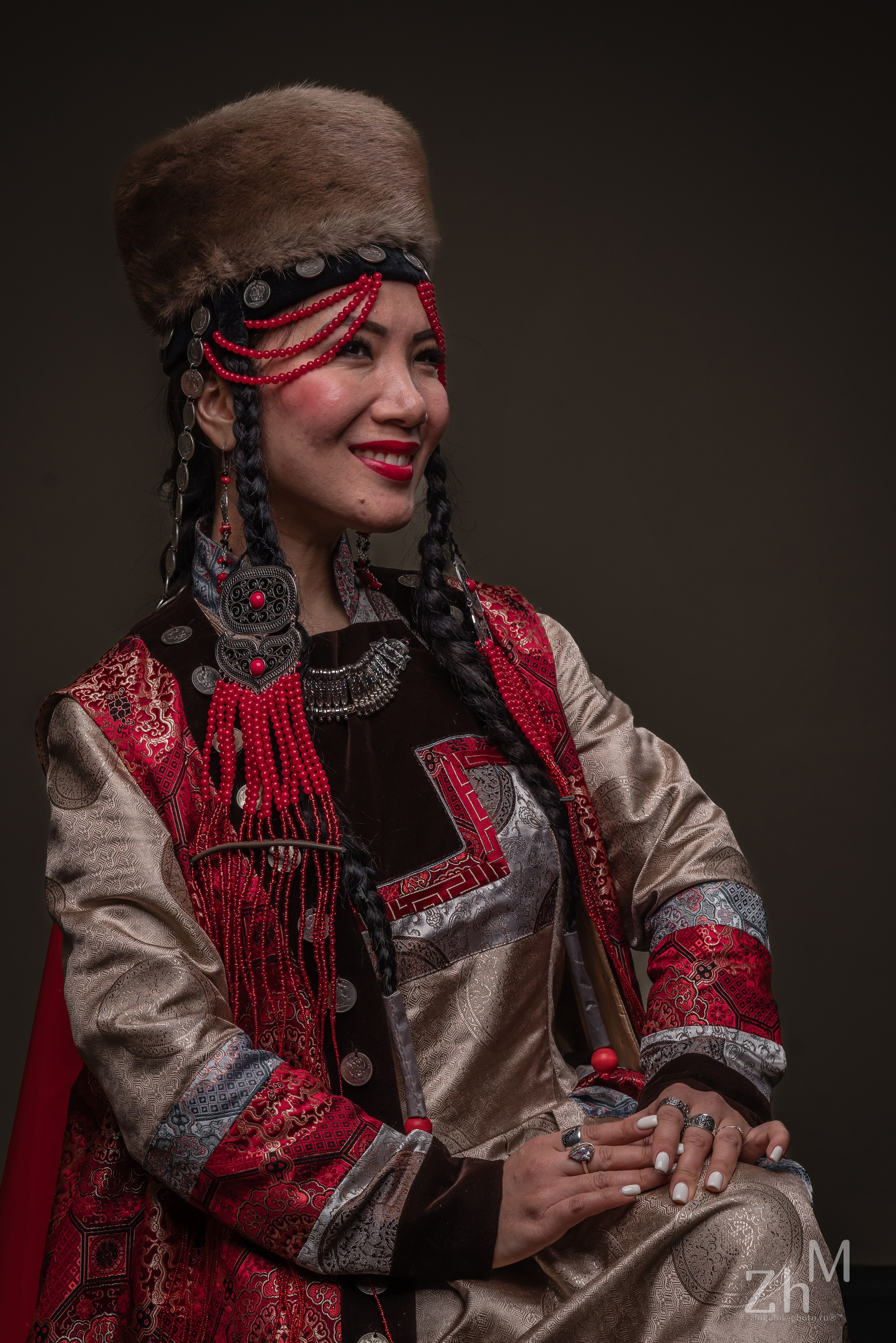 Съёмка в бурятских национальных костюмах. Семейный и свадебный фотограф в Иркутске Максим Жигалов