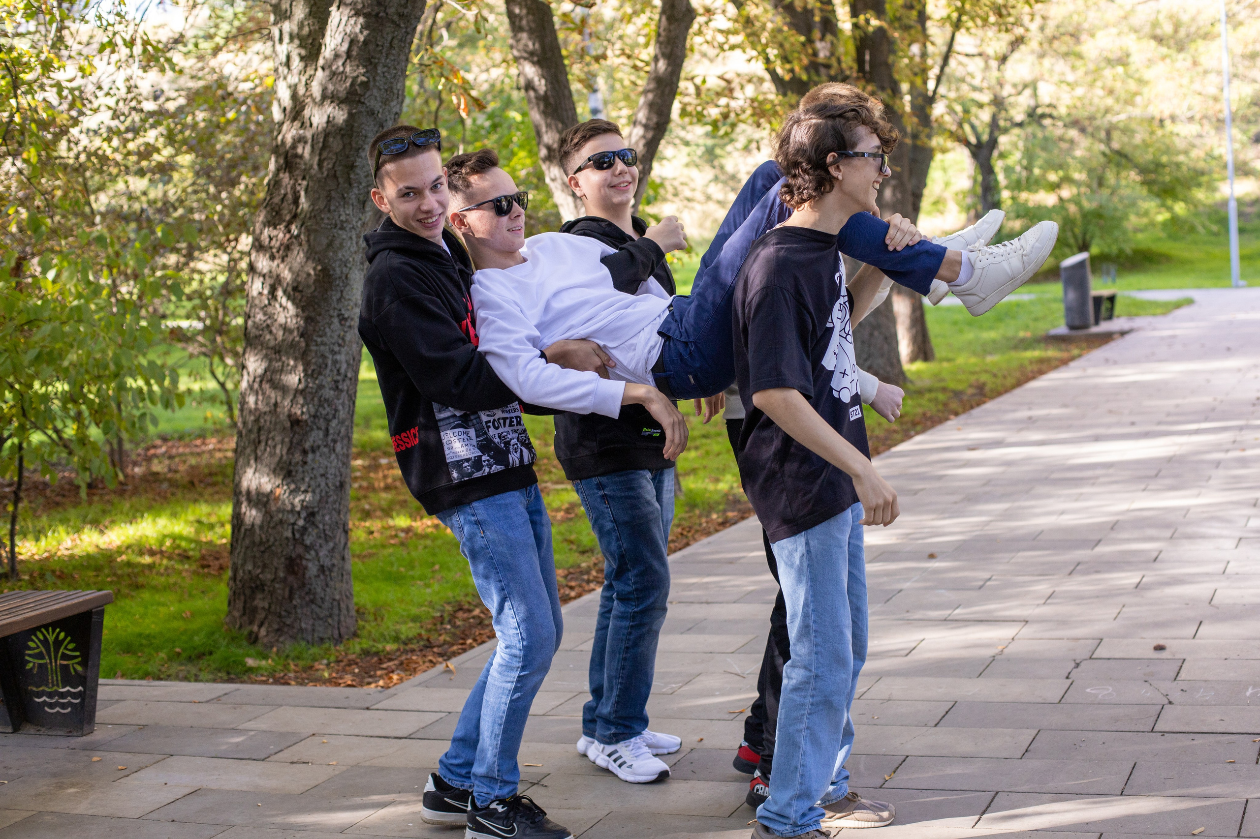 Пример уличной фотосессии 9 класс 34 школы г. Таганрога. Выпускные альбомы в Таганроге и Ростовской Области