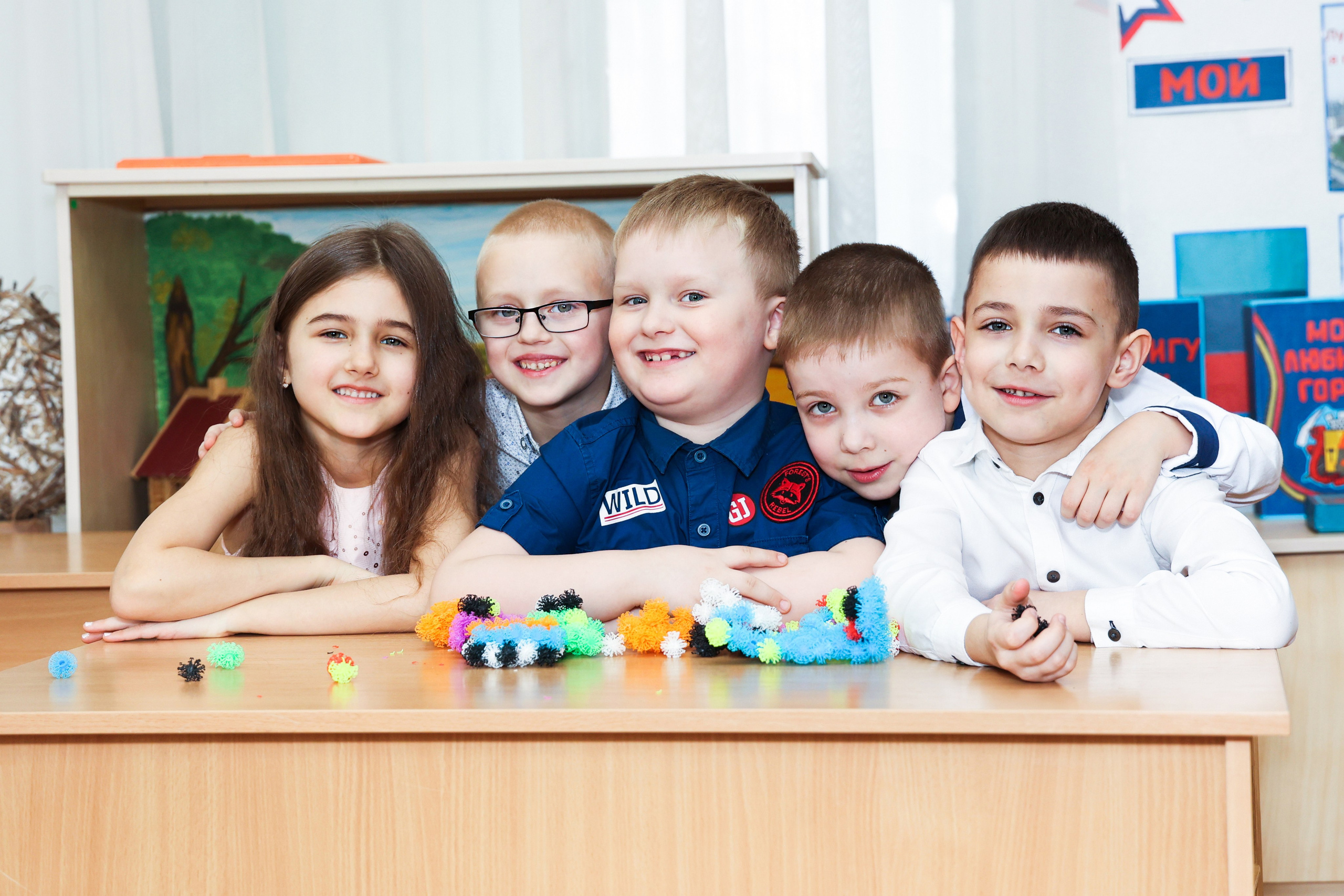 Групповая фотография детей для выпускного альбома