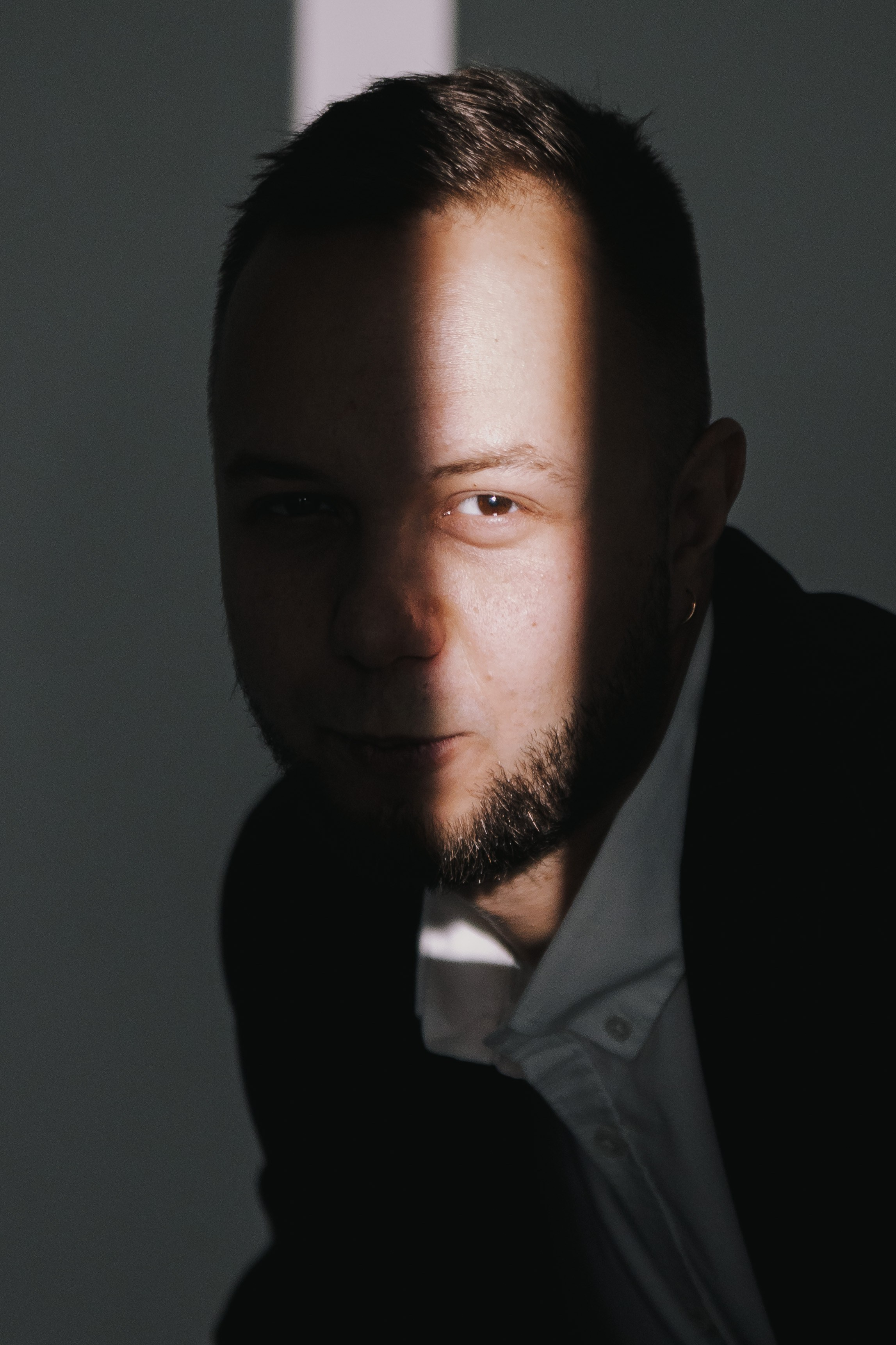 Индивидуальная мужская фотосессия в студии в Екатеринбурге. Свадебный, семейный фотограф, контент съёмка. Екатеринбург. Елена Граф