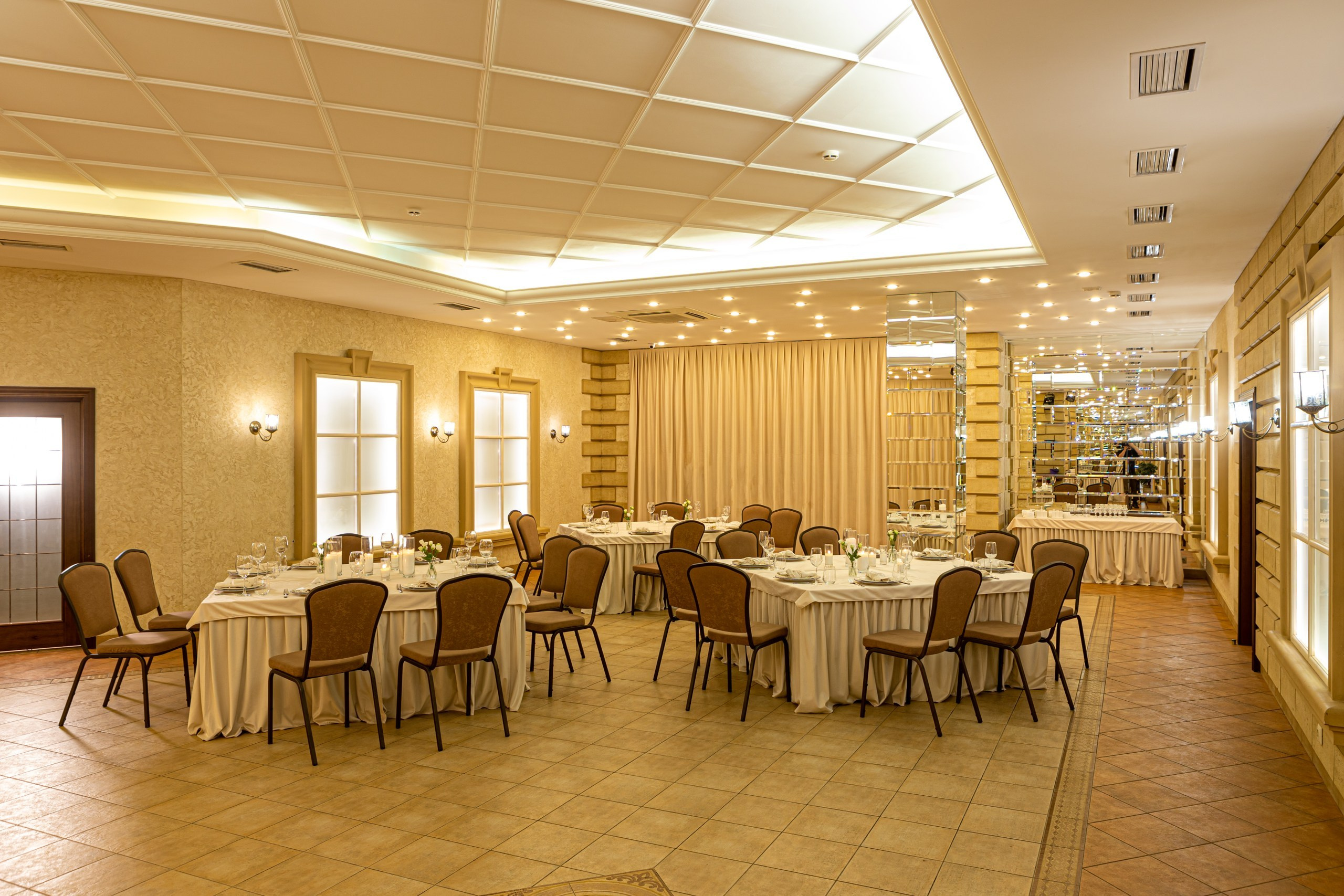 Банкетный зал ресторана Дача. Фотограф в Оренбурге. Профессиональный фотограф