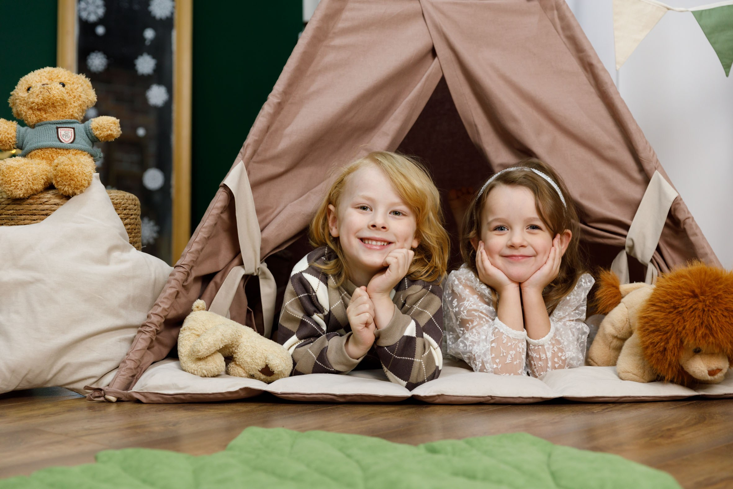 Из чего же сделано новогоднее настроение? Из совместных игр под елкой, болтовней с лучшей подружкой, созерцанием горящей свечи. Фотограф Анна Телекаева, выпускные альбомы, семейные и репортажные съемки в Омске