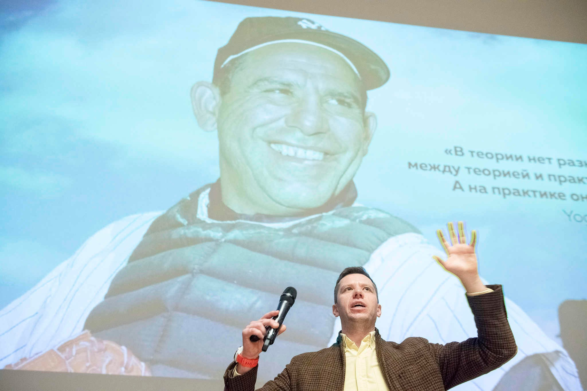 Основатель Ironstar Владимир Волошин выступает перед сотрудниками Россети в Красной Поляне. Съемка для компании Росссети в 2020 году.