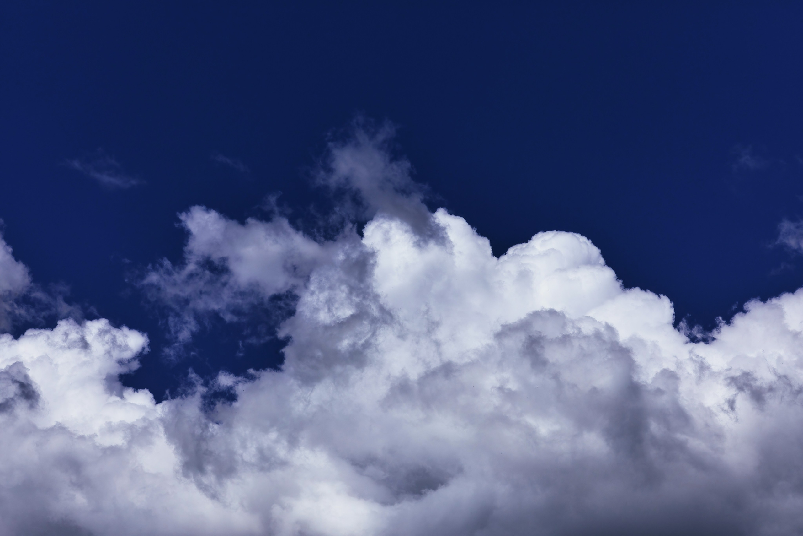 Белые облака и синее небо - фон для сайта