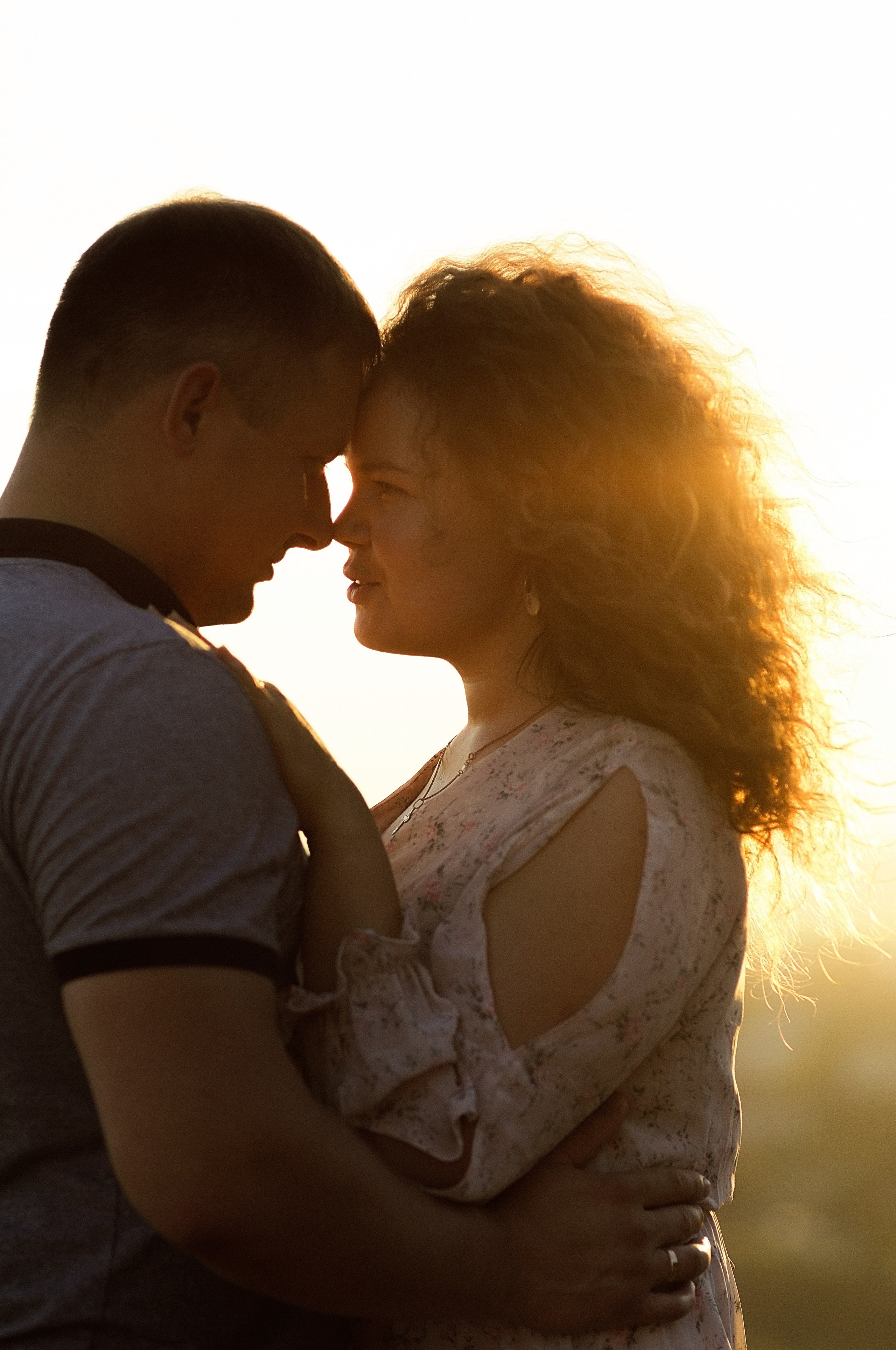 Влюбленная пара на закате