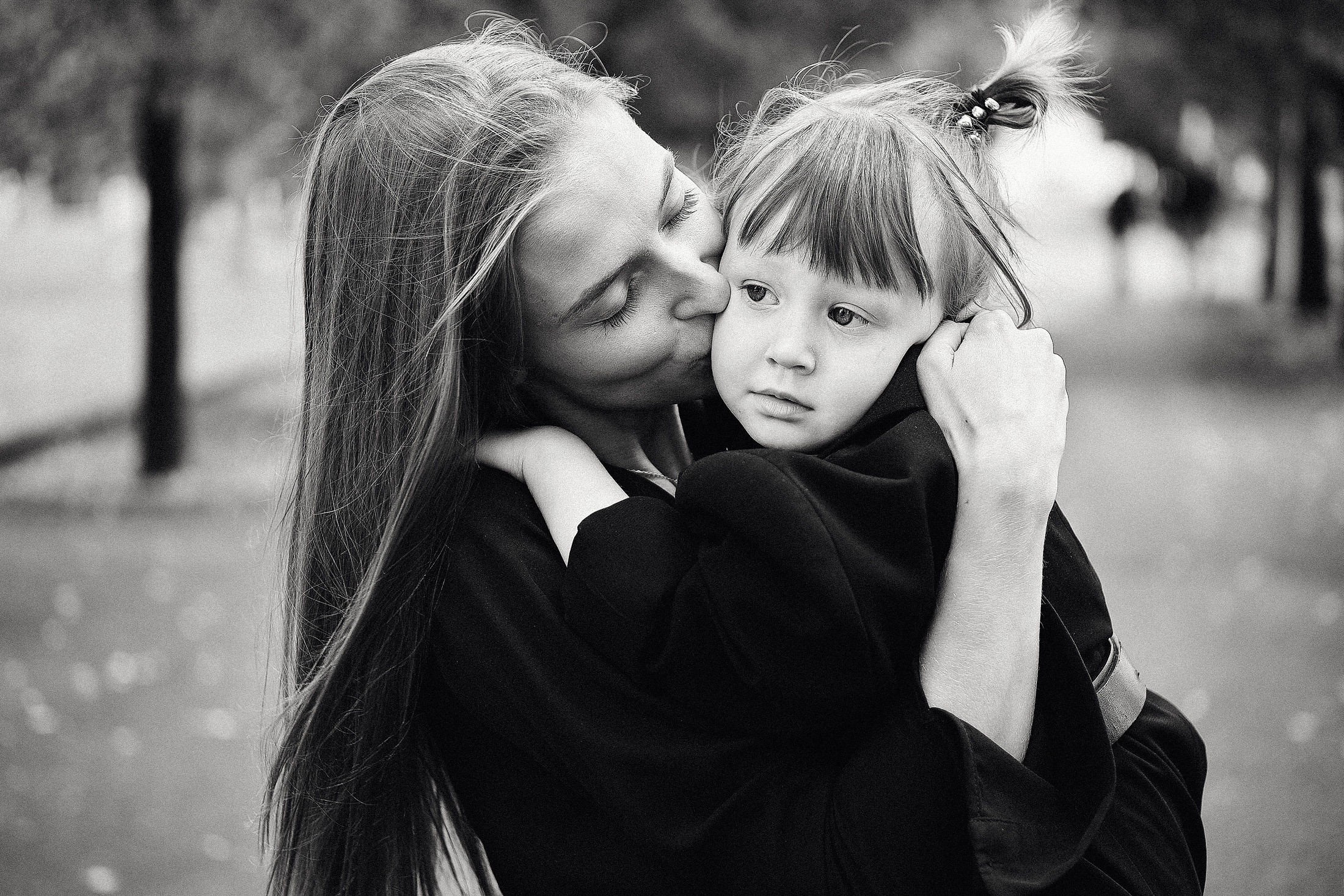 Мама с дочкой в городском парке. Фотограф для бизнеса Константин Брусницын в Екатеринбурге