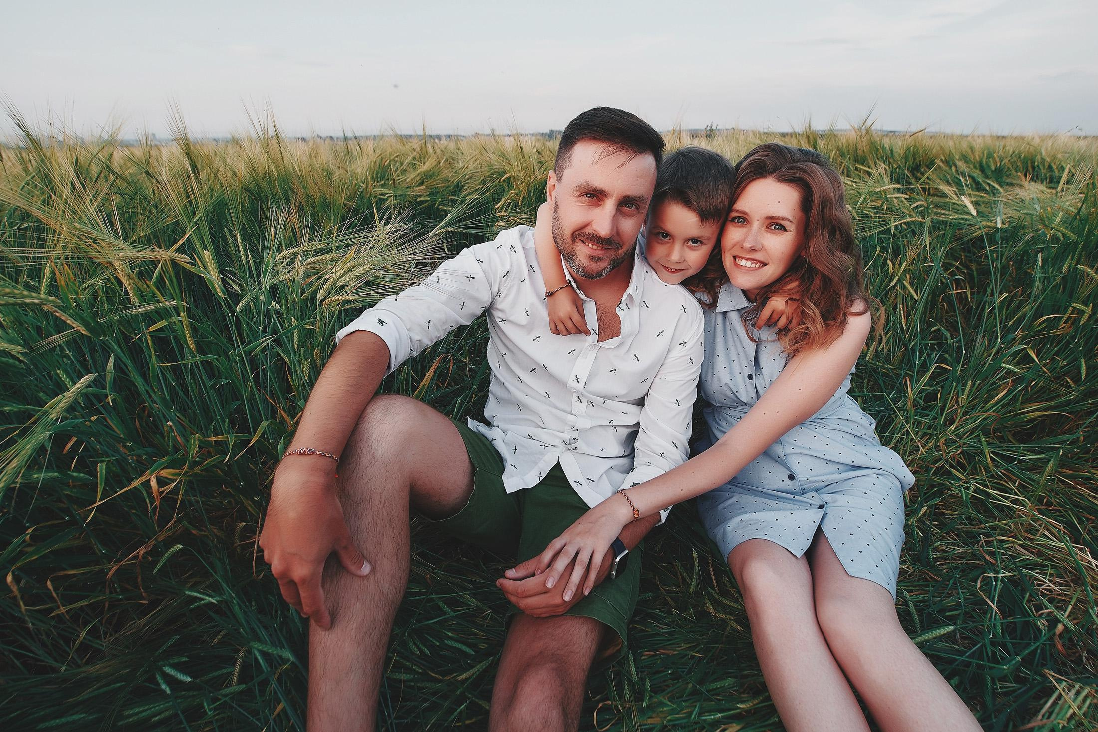 Фотосессия семьи в полях под Екатеринбургом — Катя Саша и Матвей. Фотограф для бизнеса Константин Брусницын в Екатеринбурге