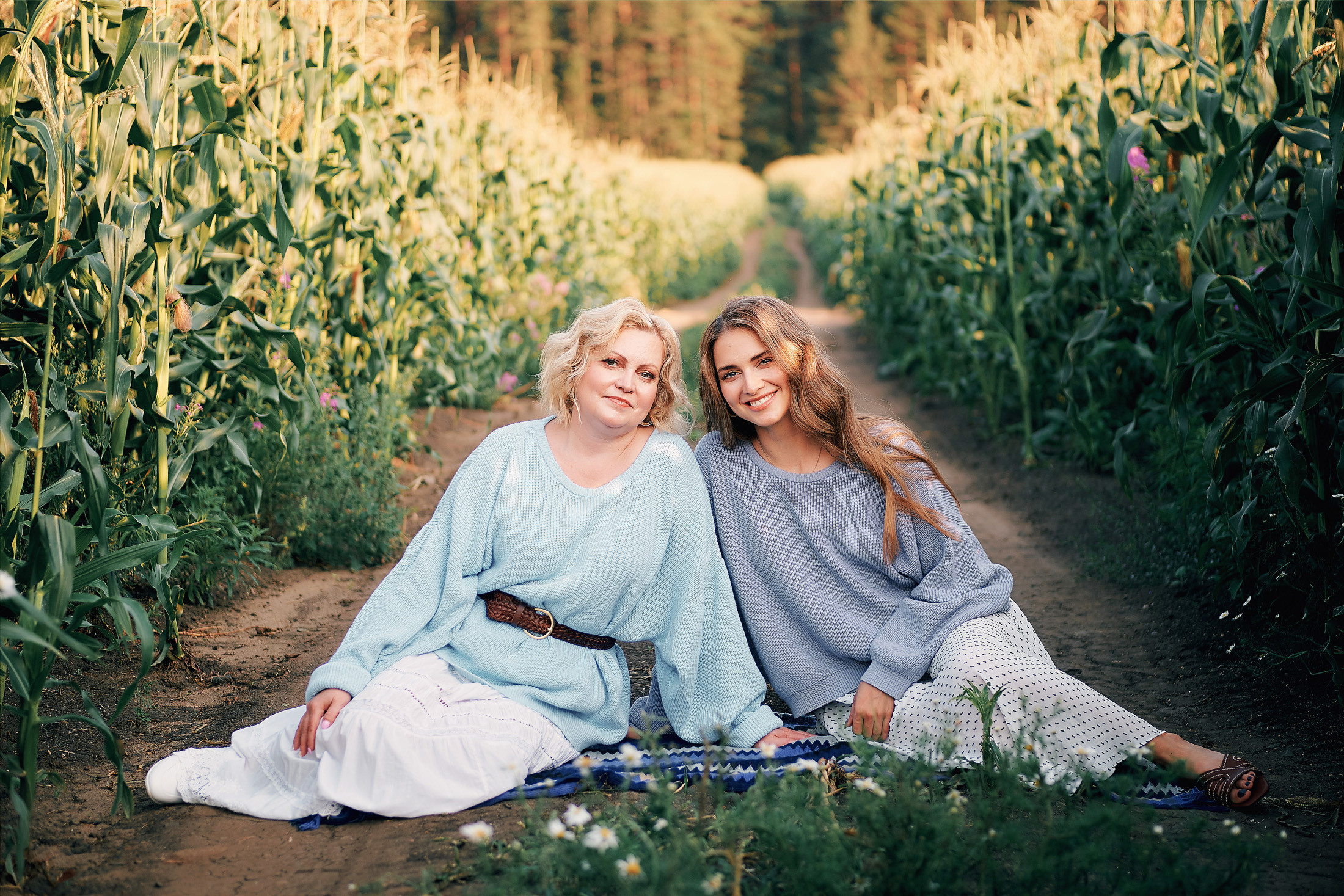 Фотосъемка мамы с дочкой в кукурузном поле. Фотограф для бизнеса Константин Брусницын в Екатеринбурге
