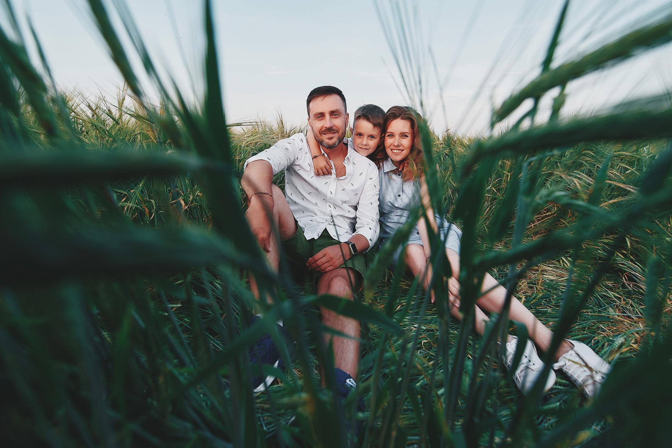 Фотосессия семьи в полях под Екатеринбургом — Катя Саша и Матвей. Фотограф для бизнеса Константин Брусницын в Екатеринбурге