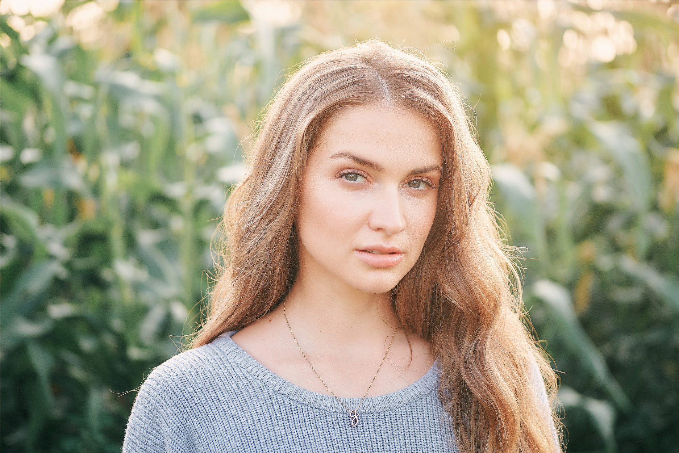 Фотосъемка мамы с дочкой в кукурузном поле. Фотограф для бизнеса Константин Брусницын в Екатеринбурге