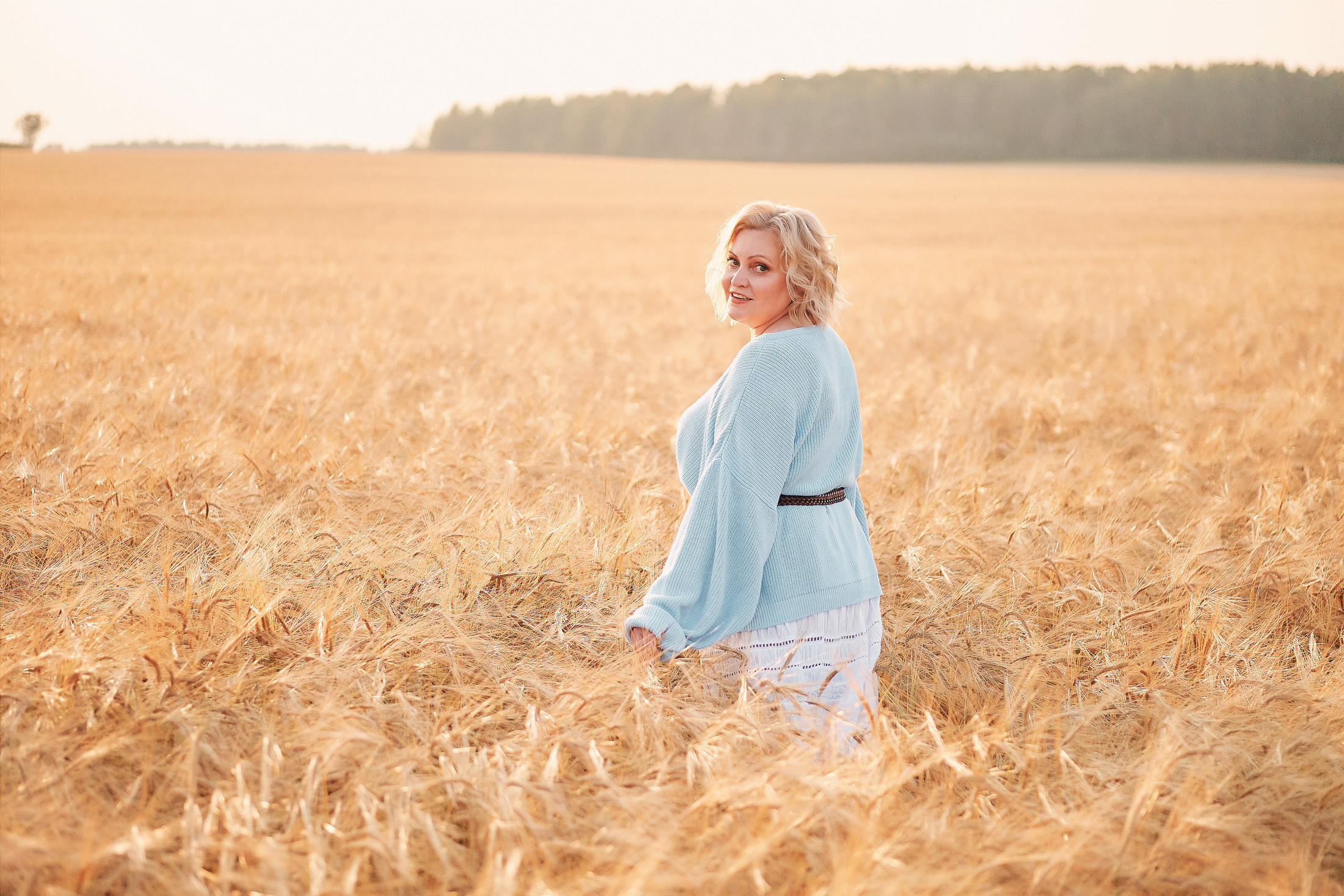 Фотосъемка мамы с дочкой в кукурузном поле. Фотограф для бизнеса Константин Брусницын в Екатеринбурге