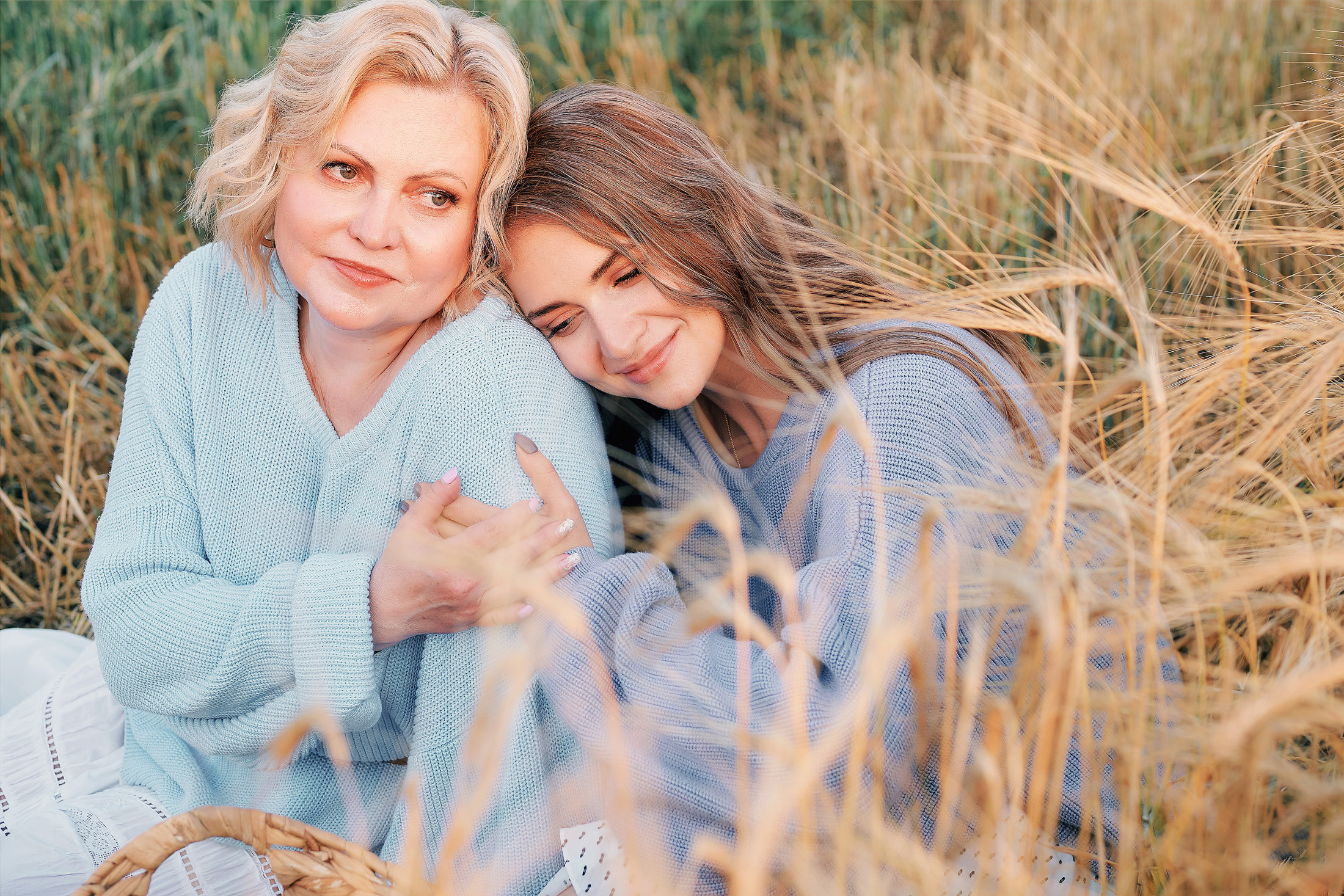 Фотосъемка мамы с дочкой в кукурузном поле. Фотограф для бизнеса Константин Брусницын в Екатеринбурге