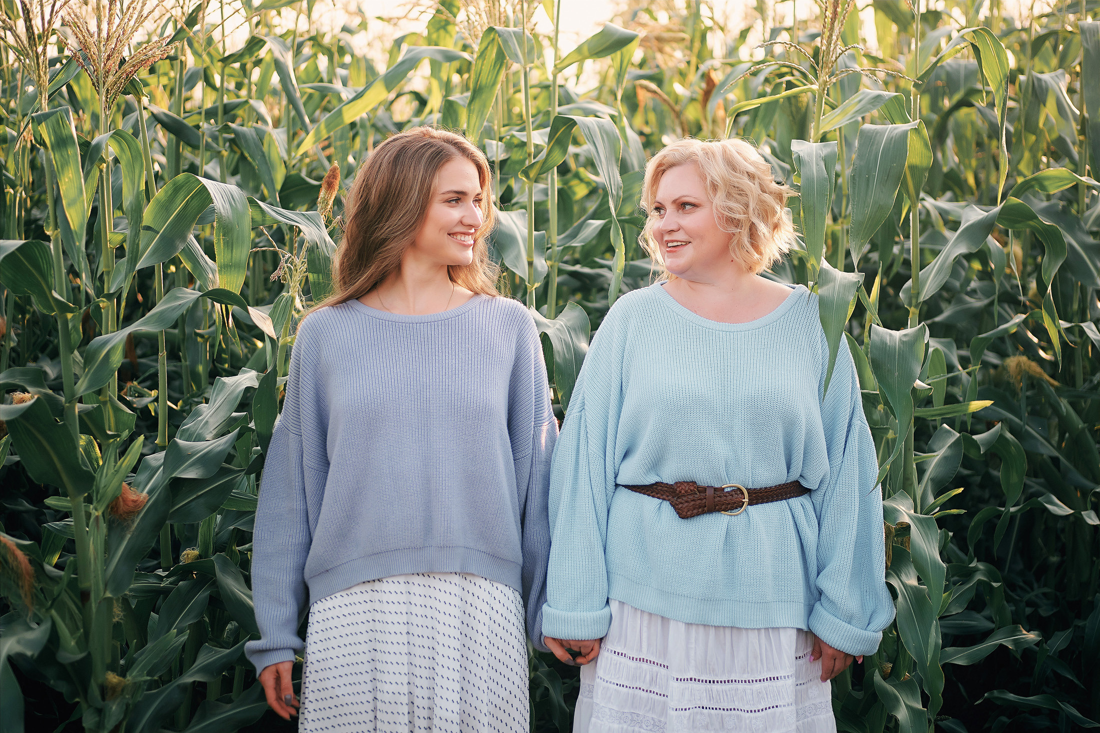 Фотосъемка мамы с дочкой в кукурузном поле. Фотограф для бизнеса Константин Брусницын в Екатеринбурге