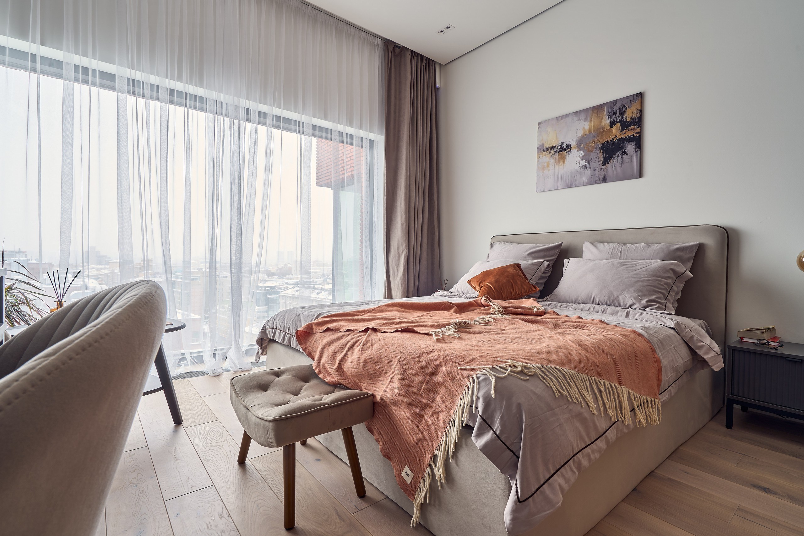 Интерьерная фотосъемка обустройства апартаментов в RED7 от бюро Шкаff